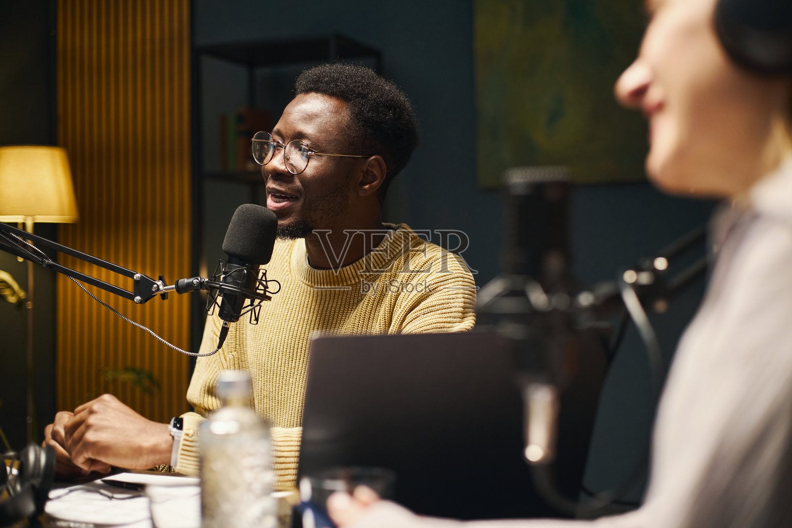 男子在播客中发表演讲照片摄影图片