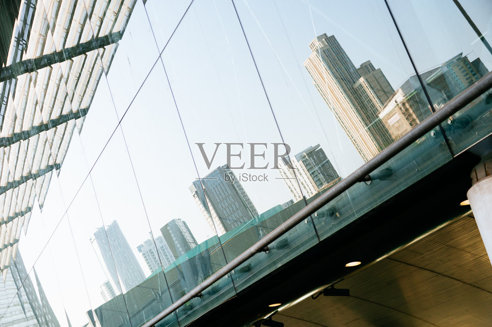 建筑物在玻璃立面上的倒影照片摄影图片