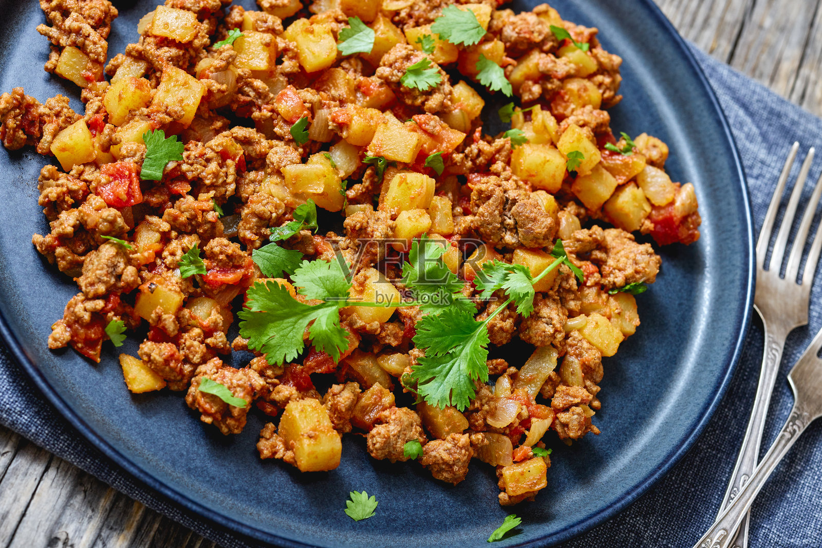 土豆和切碎番茄的牛肉炖菜照片摄影图片
