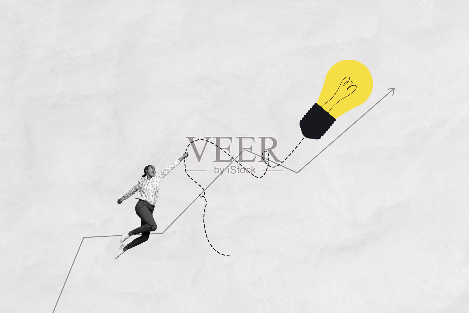 迷你黑白效果女孩手持大灯泡的拼贴图像,背景创意独特。照片摄影图片