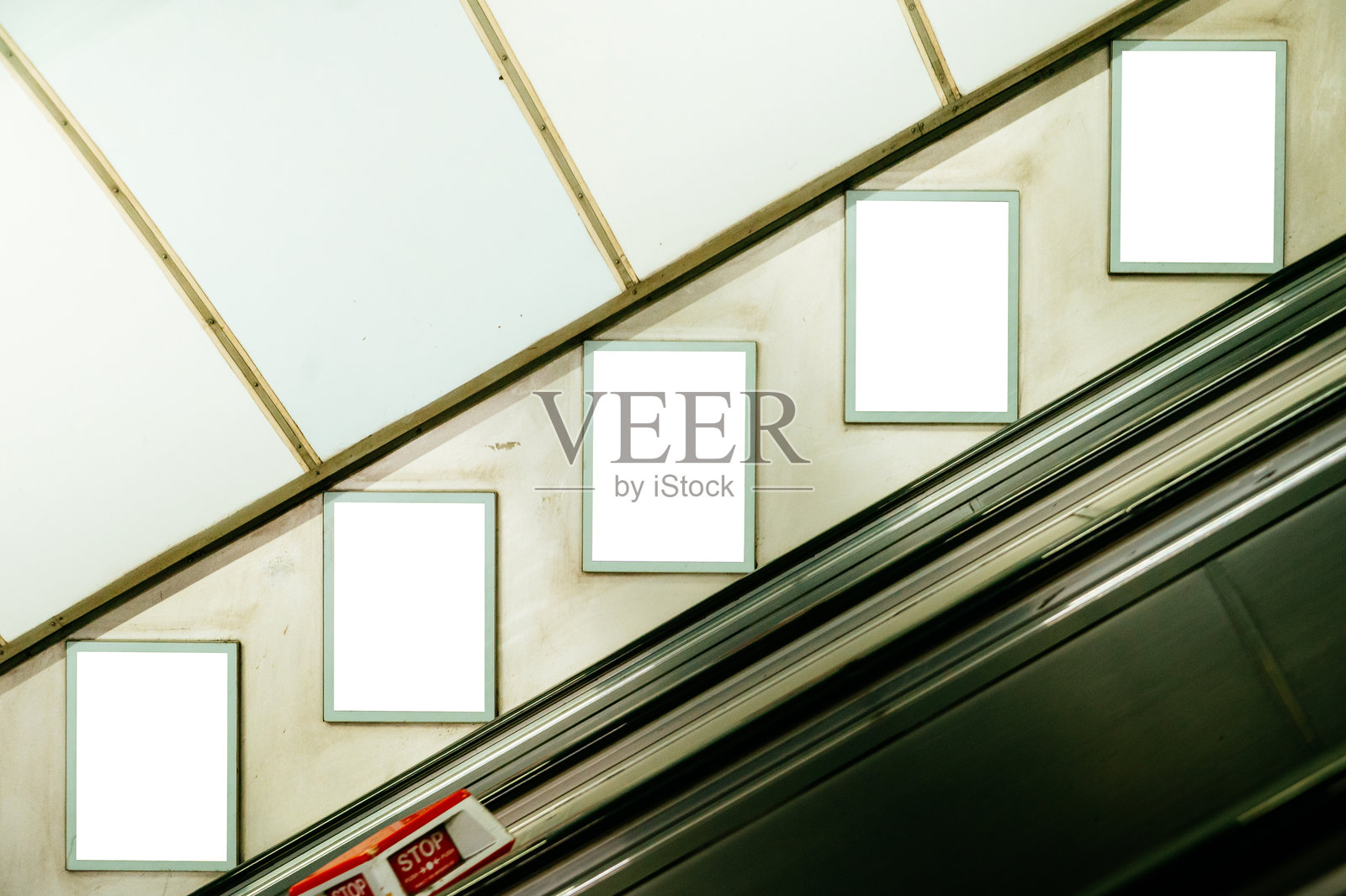 电梯中的空白广告海报照片摄影图片