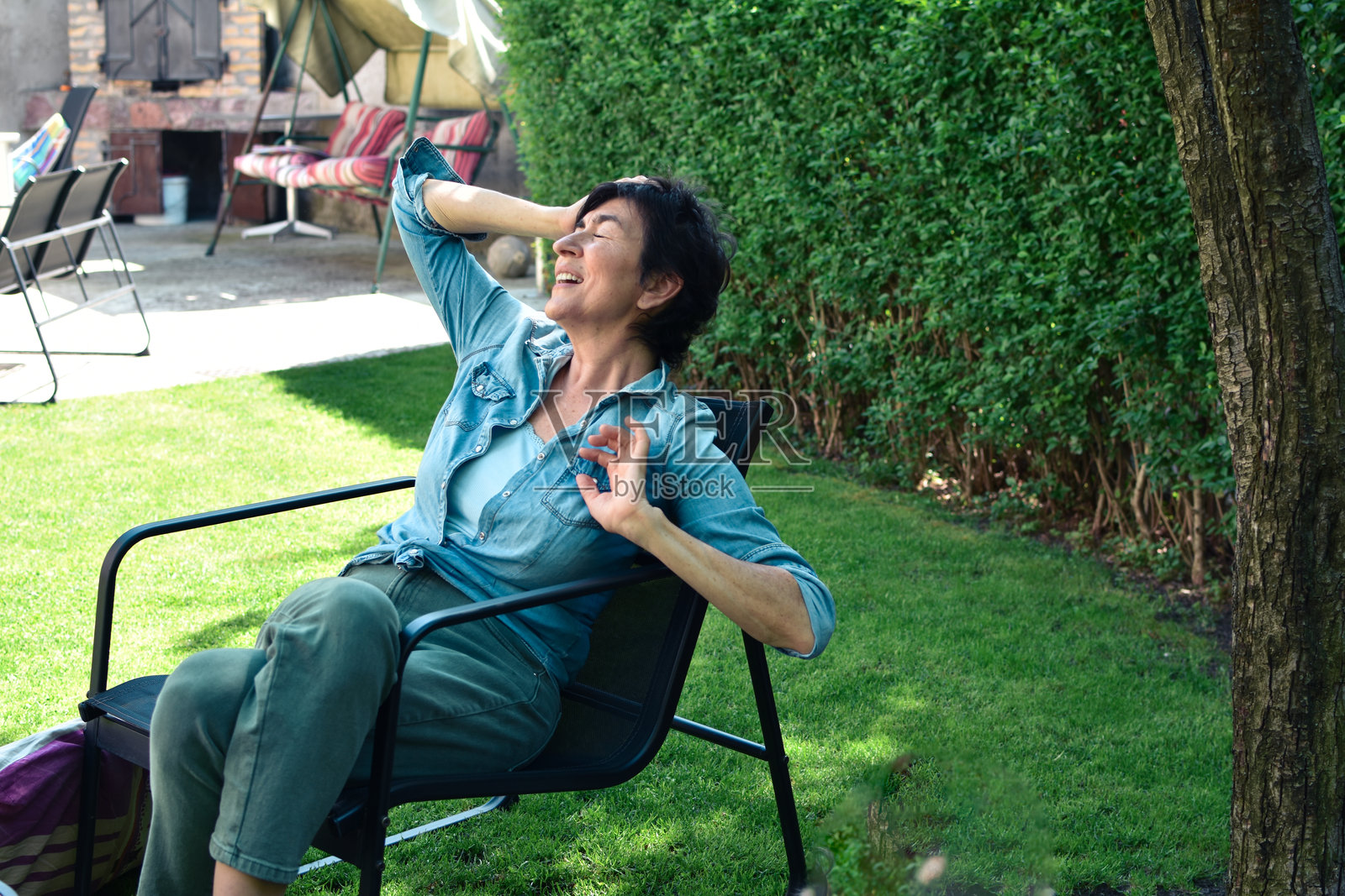 中年女性享受阳光明媚的一天照片摄影图片