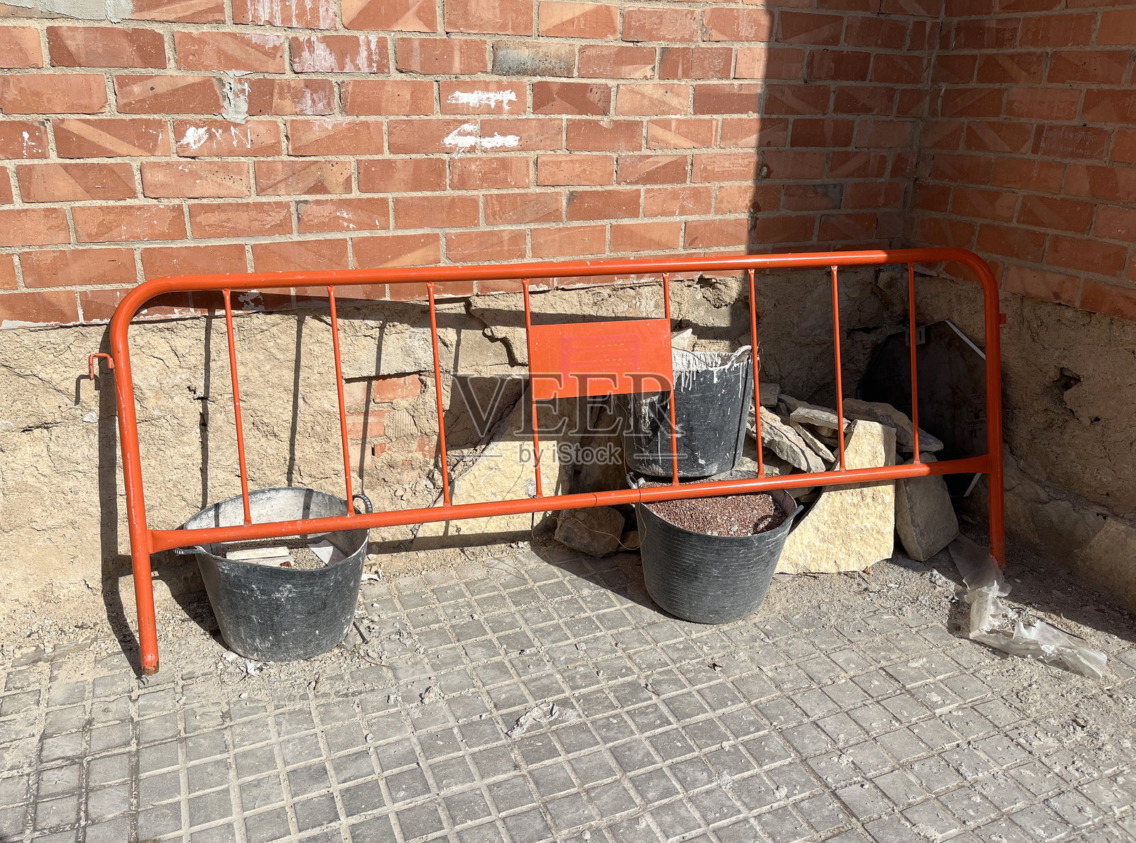 西班牙城市中的施工围栏照片摄影图片