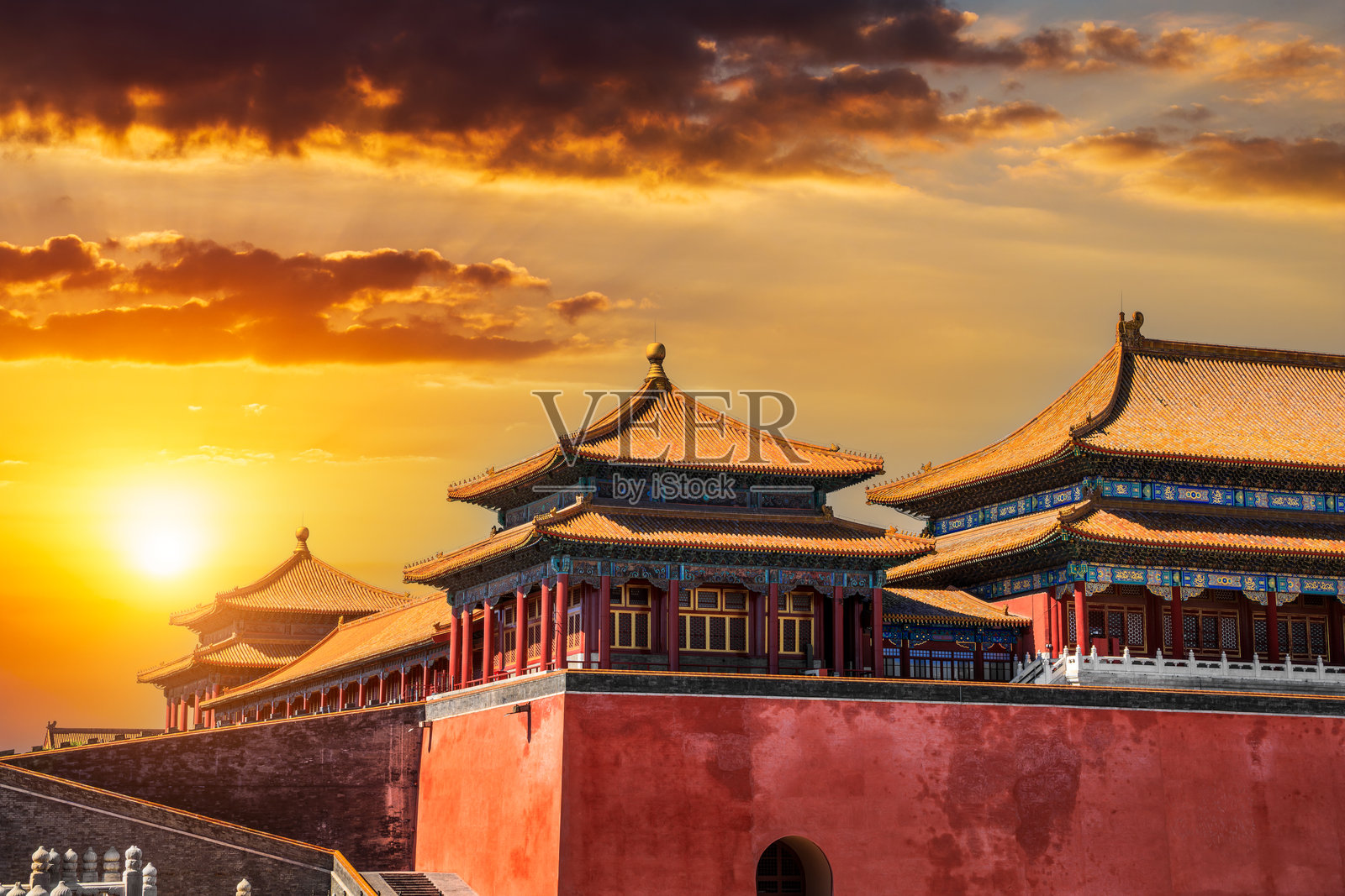 北京的紫禁城在金色日落的光辉中闪耀照片摄影图片