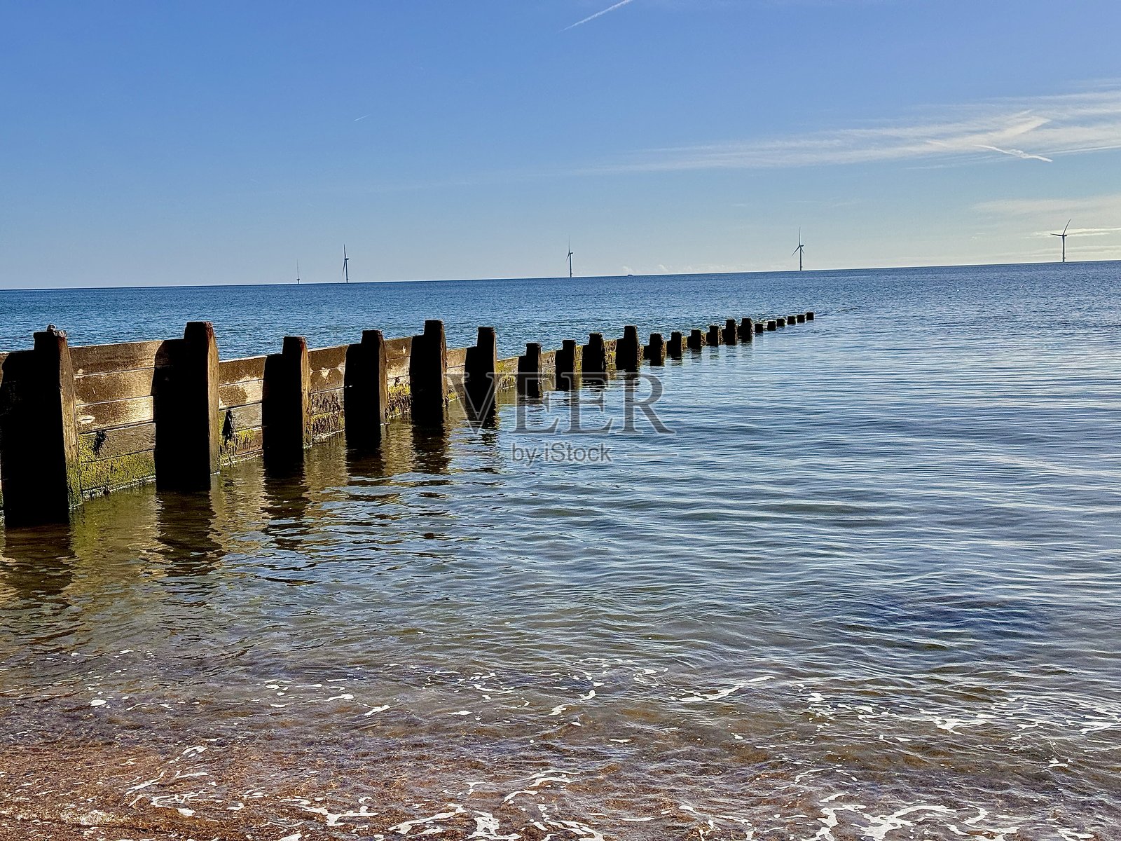 诺森伯兰海中消失的防波堤照片摄影图片