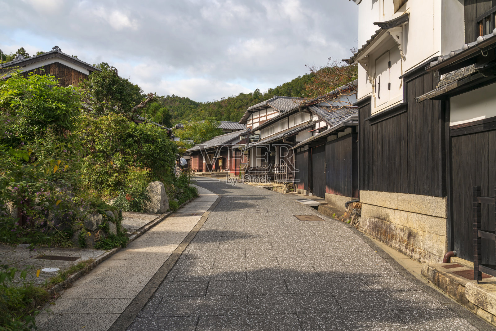 京都,日本,秋日阳光下的西阵町,保留了明治时期传统的町屋。照片摄影图片