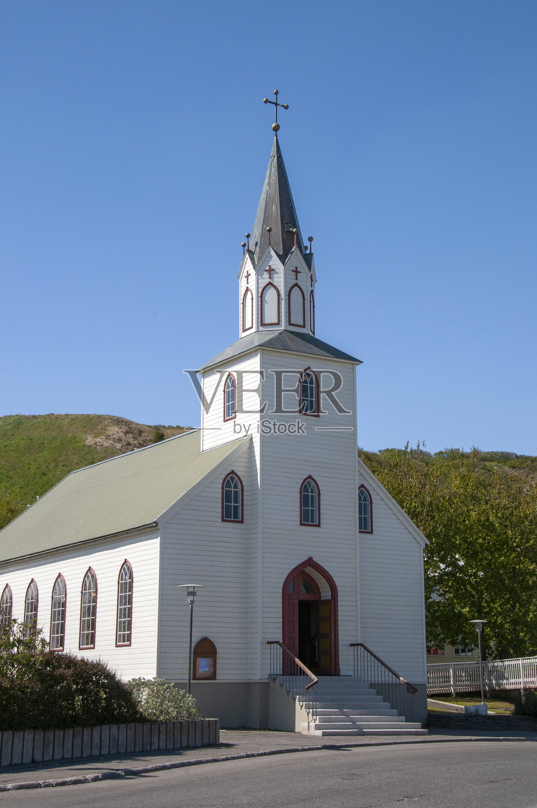 阳光明媚的日子里,从道路上看到的教区教堂景观照片摄影图片