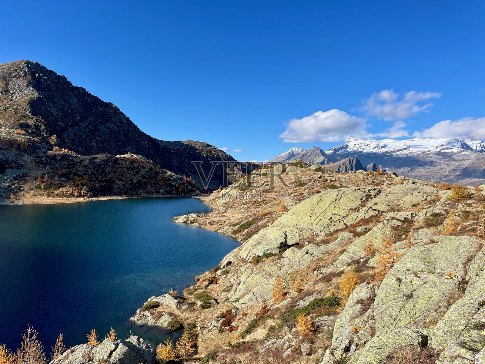 Tschawiner湖,位于瑞士瓦莱州Zwischbergen山谷。照片摄影图片