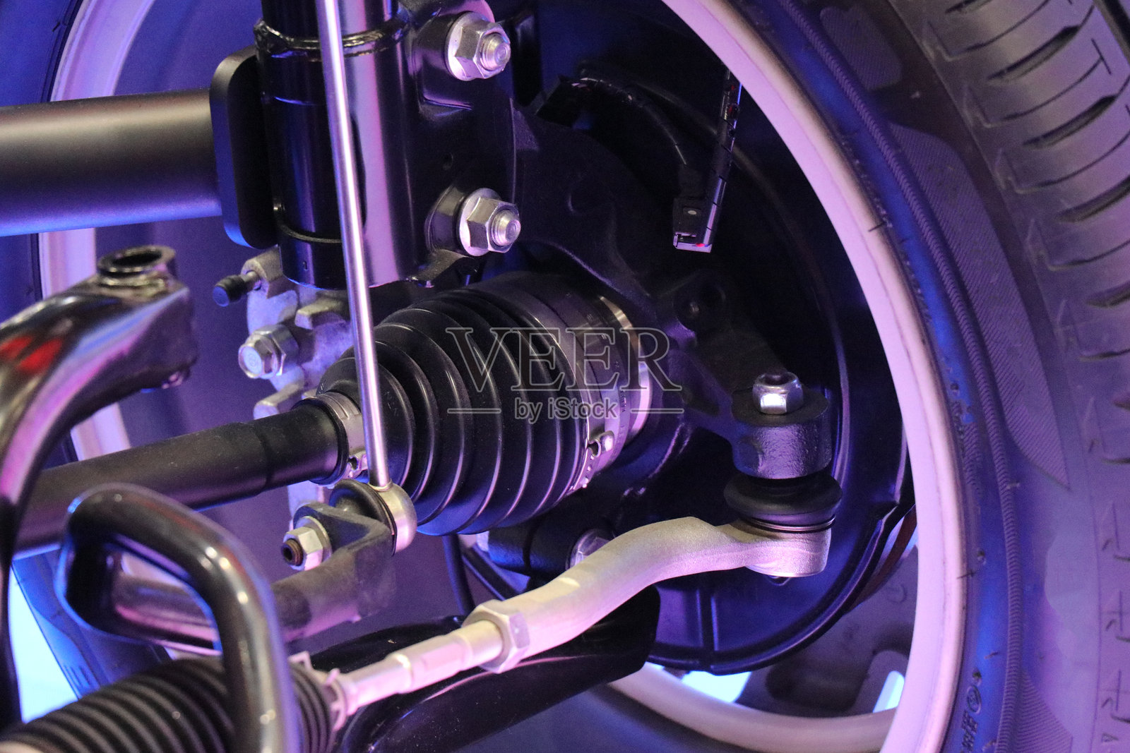 电动车的驱动系统。汽车前驱动轴的电气系统。转向系统的组成部分。照片摄影图片