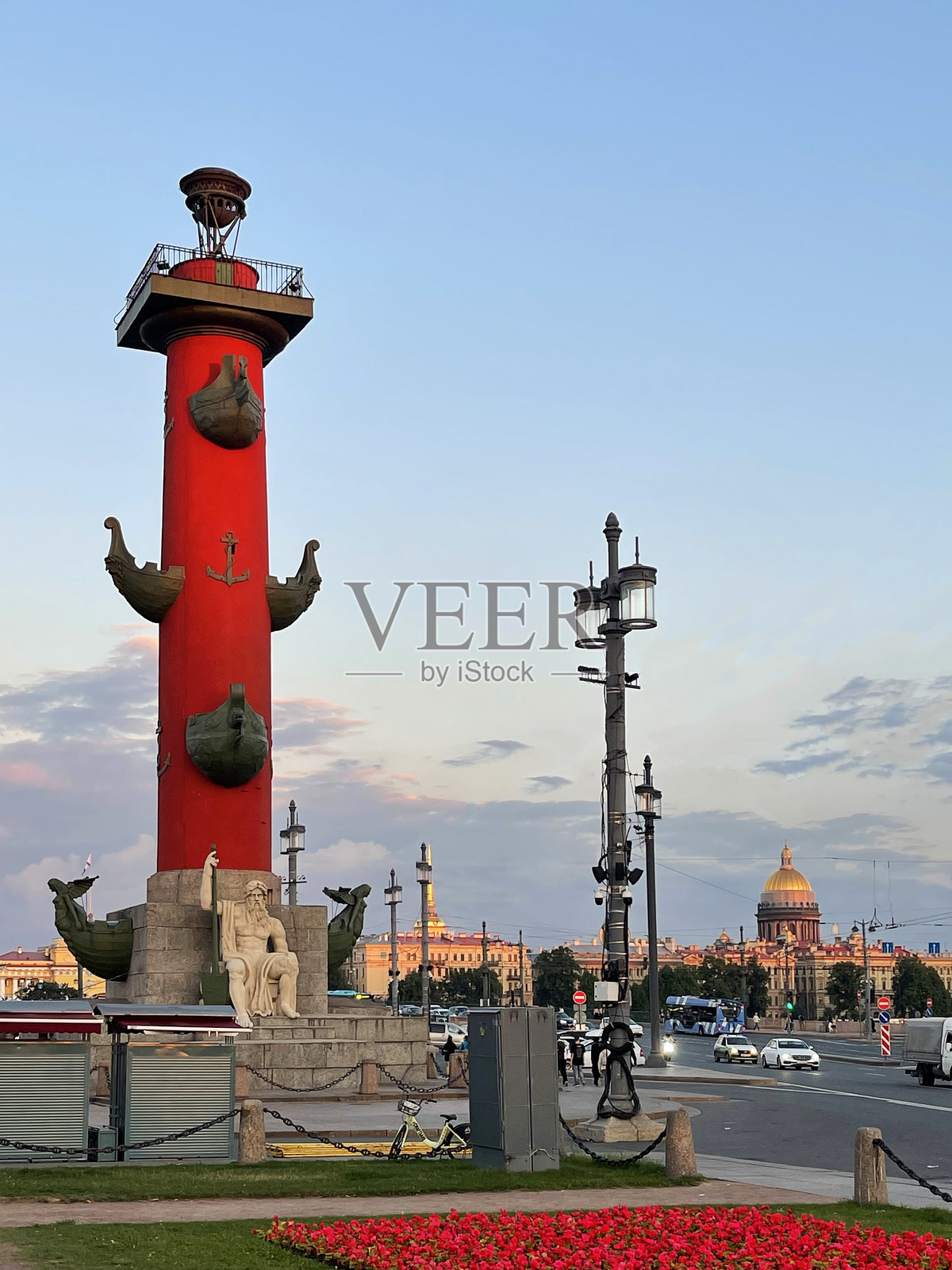 圣彼得堡的罗斯特拉尔柱在日落时分照片摄影图片