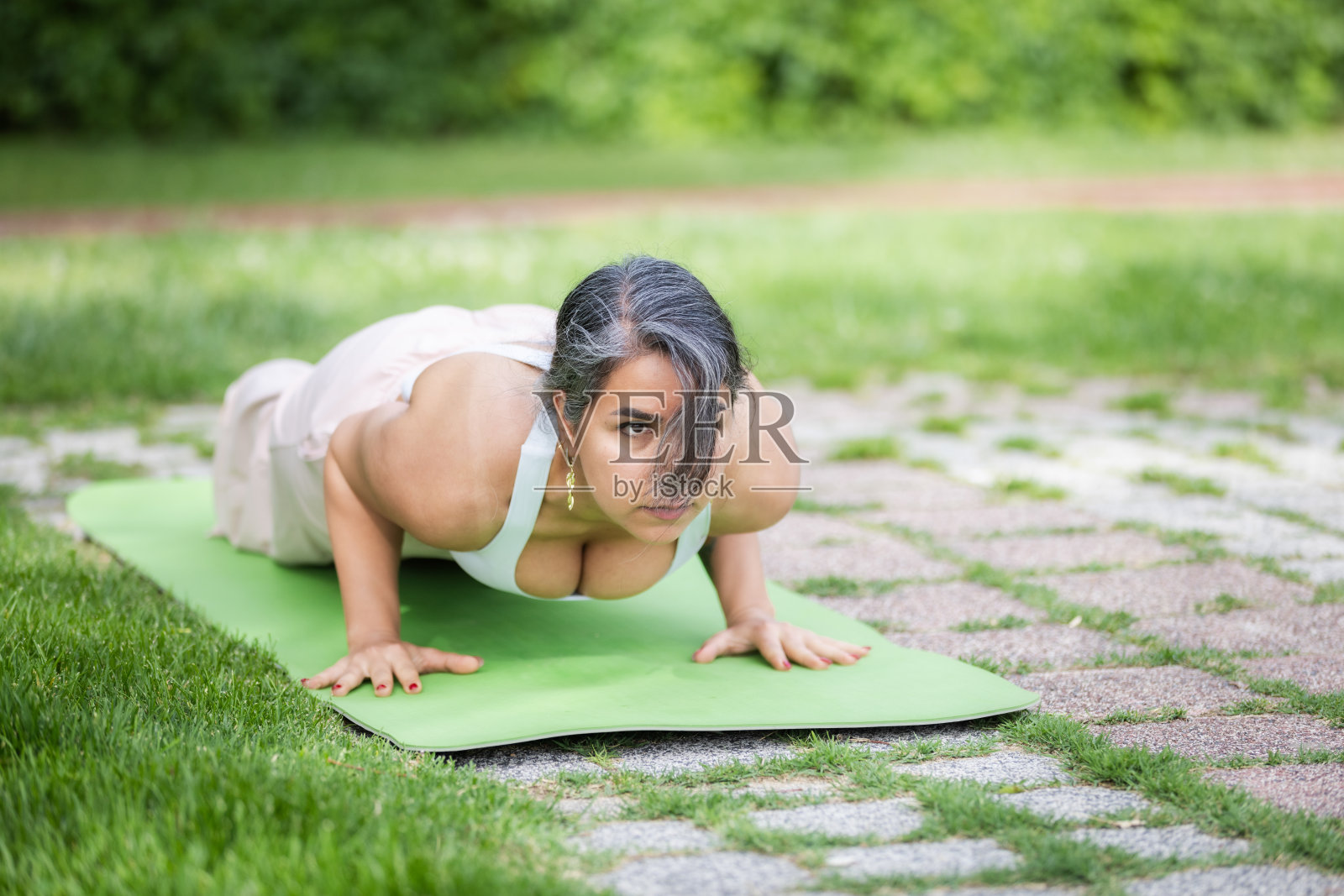 瑜伽教练在大自然中锻炼。照片摄影图片