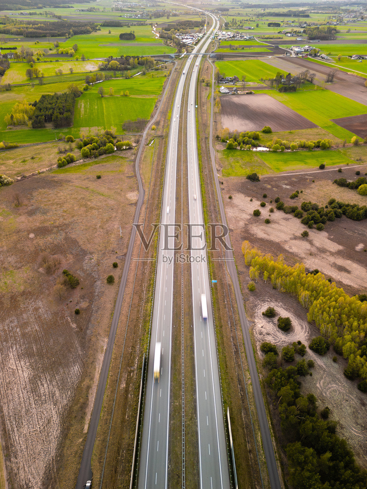黄昏时分移动卡车的俯视图照片摄影图片