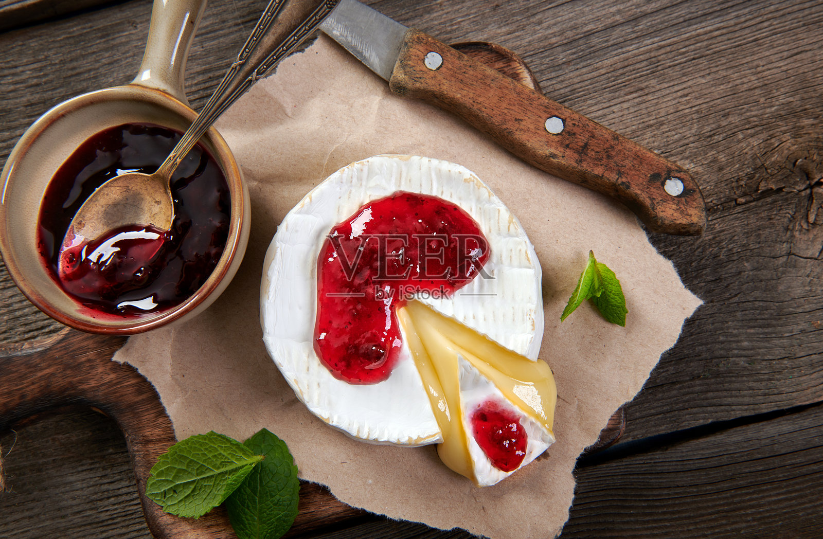 美味的烤卡门贝尔奶酪配蔓越莓酱照片摄影图片