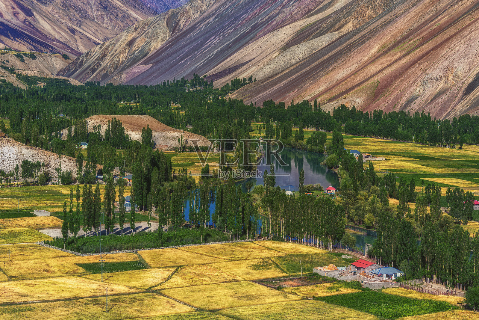 潘德湖,巴基斯坦北部,自然的镜子:喜马拉雅山脚下的宁静照片摄影图片