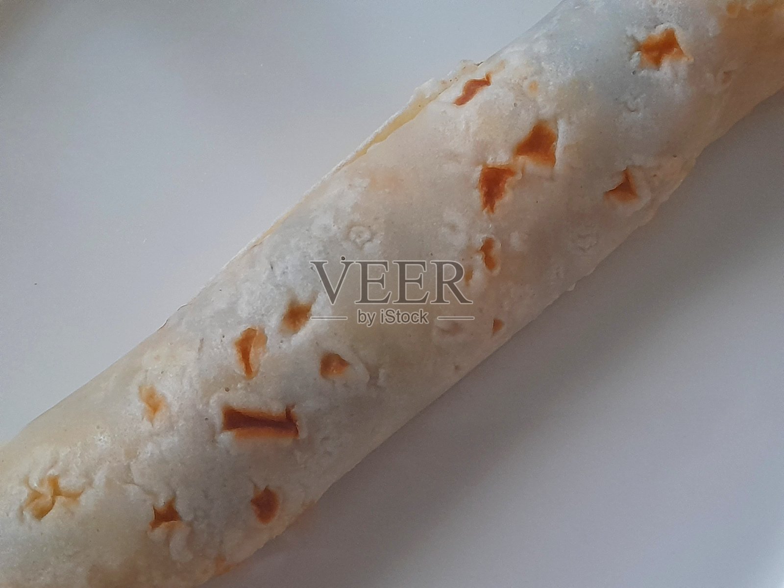 一只放在盘子上的夹心煎饼特写。照片摄影图片