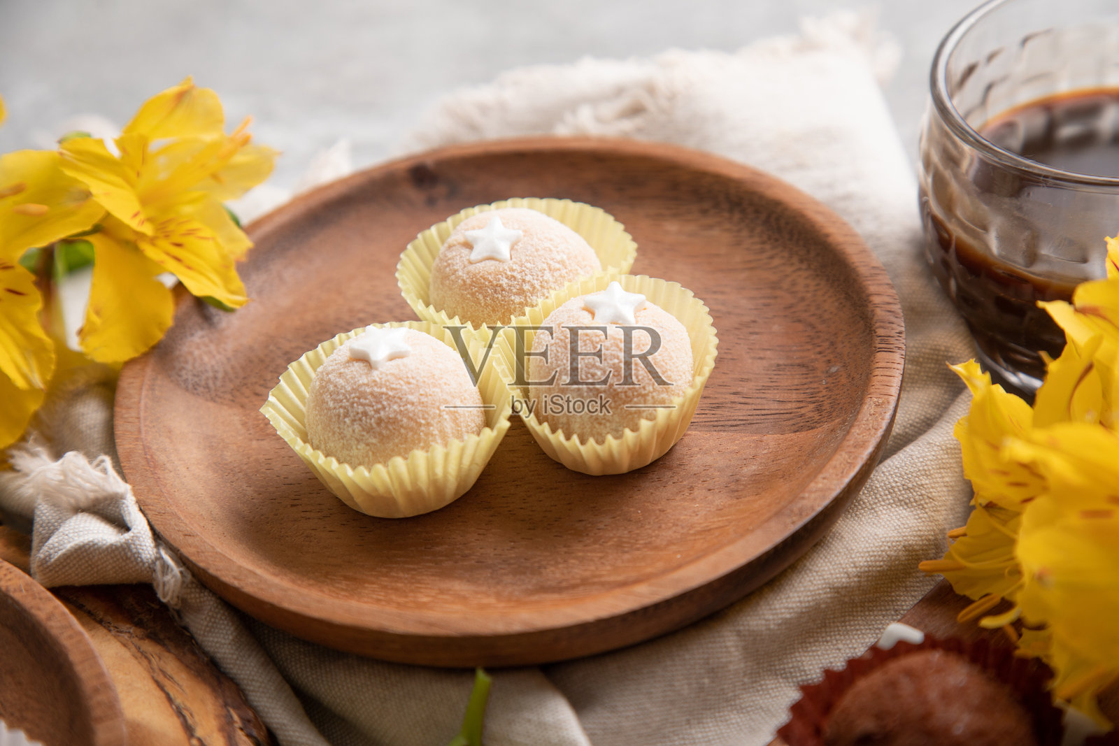 巴西传统甜点布里加德罗巧克力球照片摄影图片