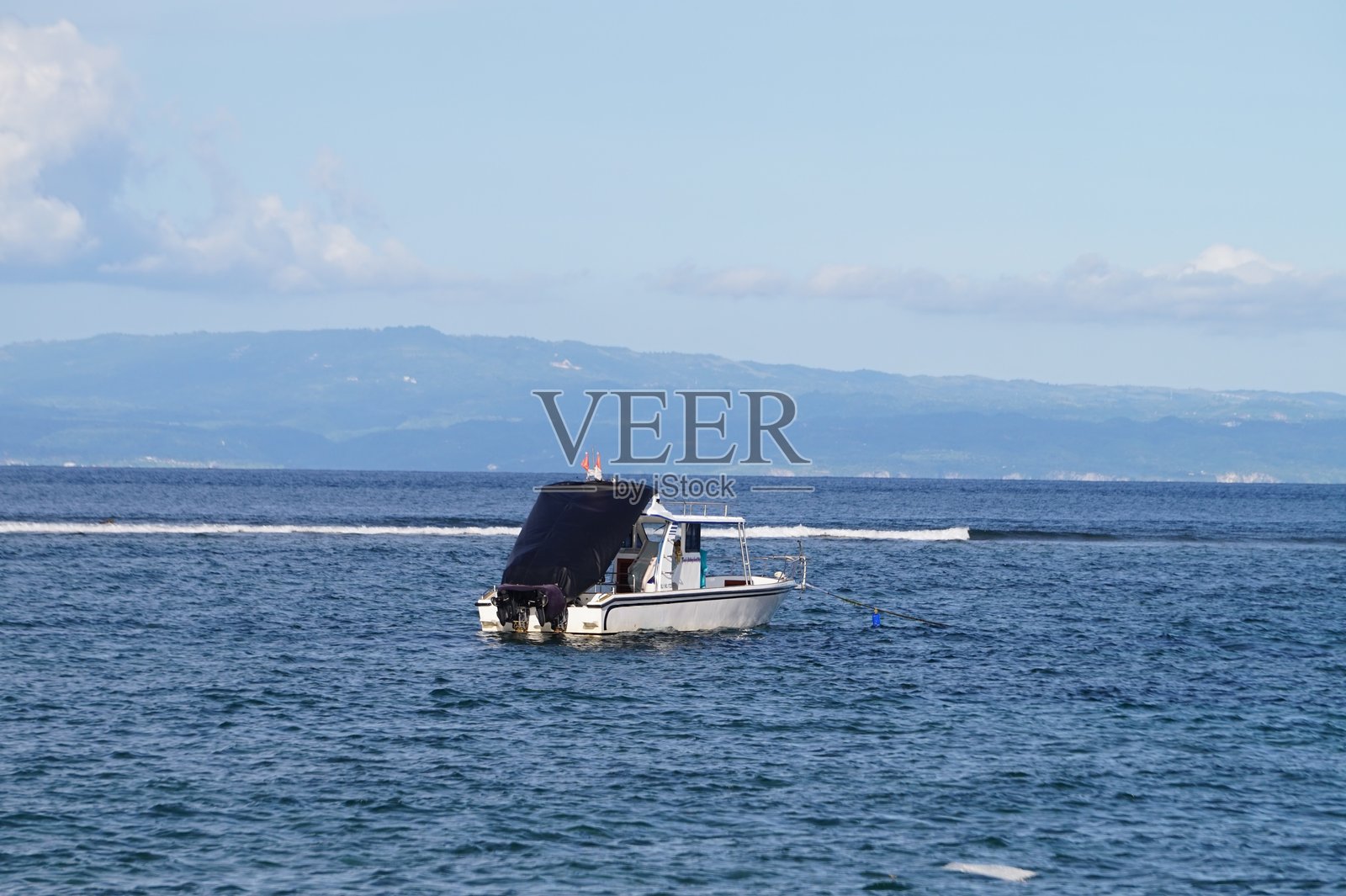 小型摩托艇停泊在海中照片摄影图片