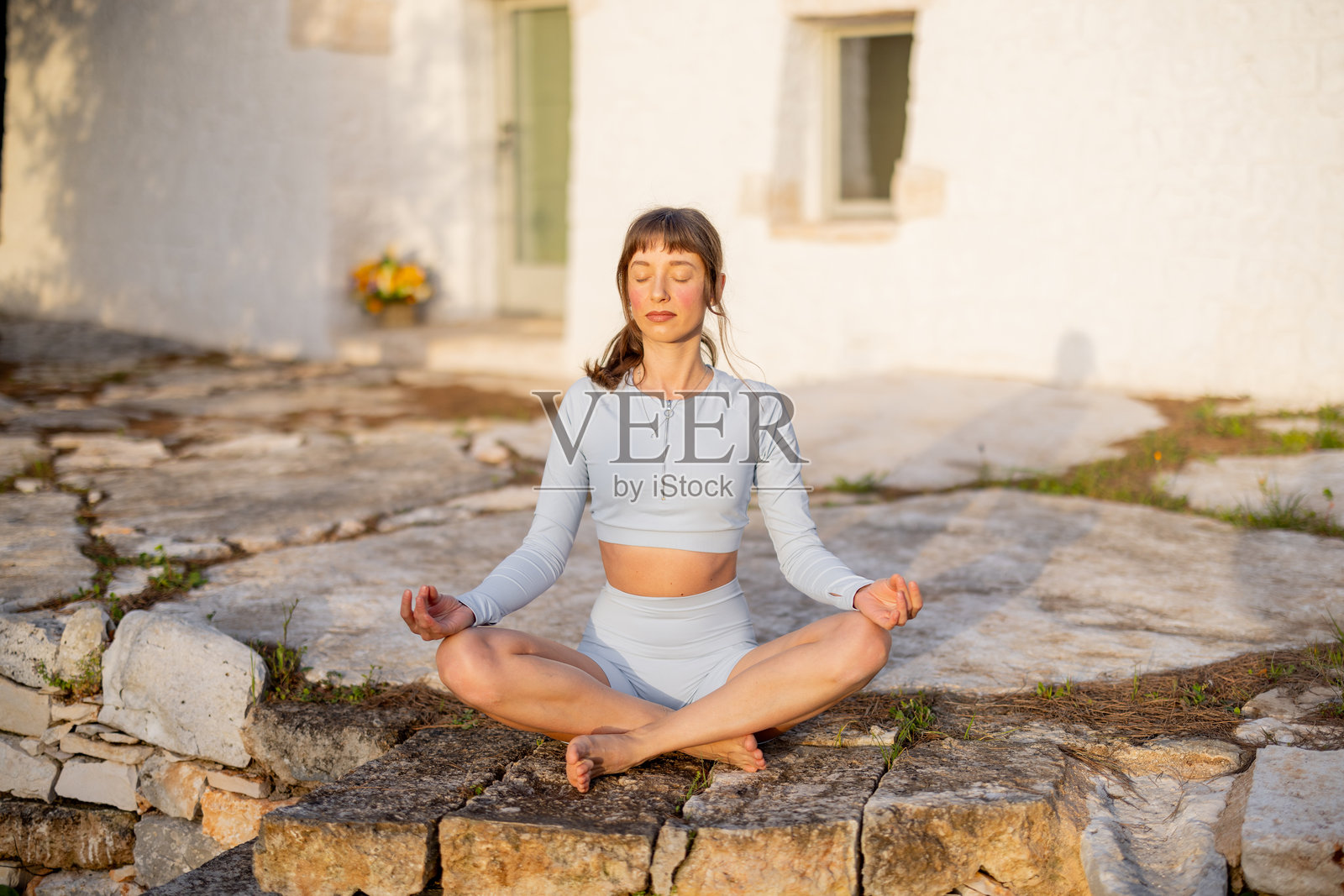 日出时的平衡与力量照片摄影图片