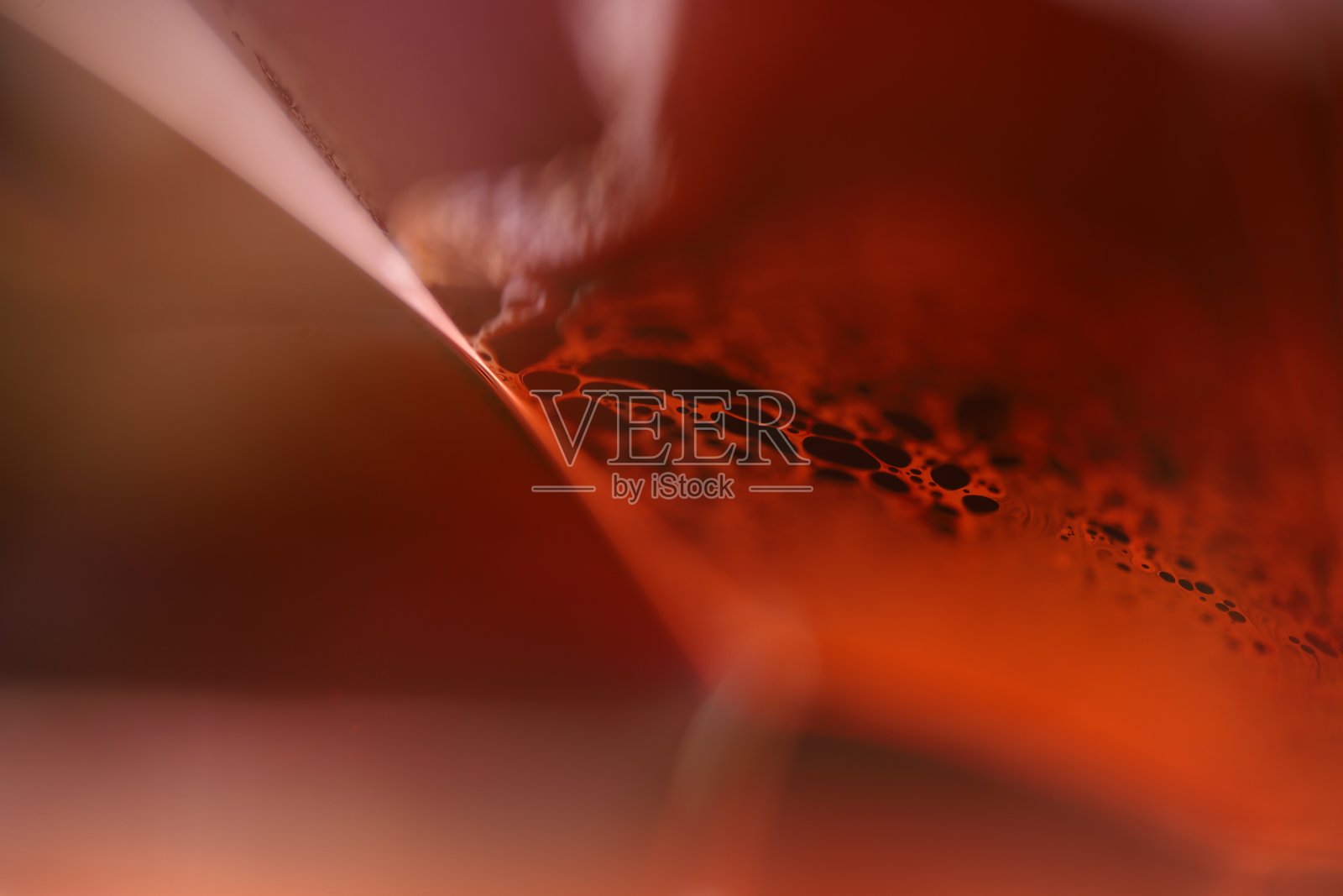 黑色背景上的红色液体反射,液体表面抽象,色彩边缘照片摄影图片