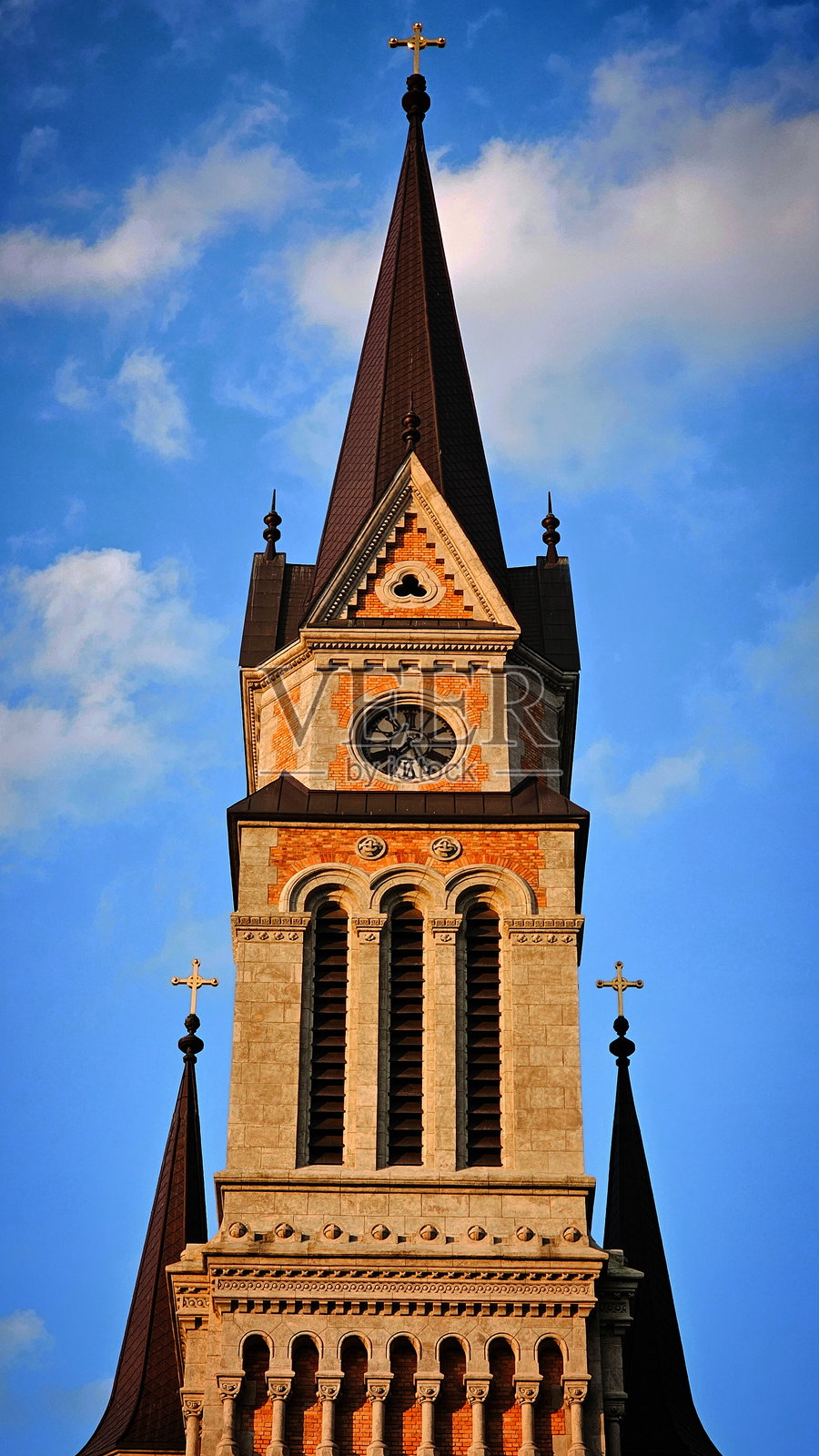 布达佩斯日落时分的天主教教堂景观照片摄影图片