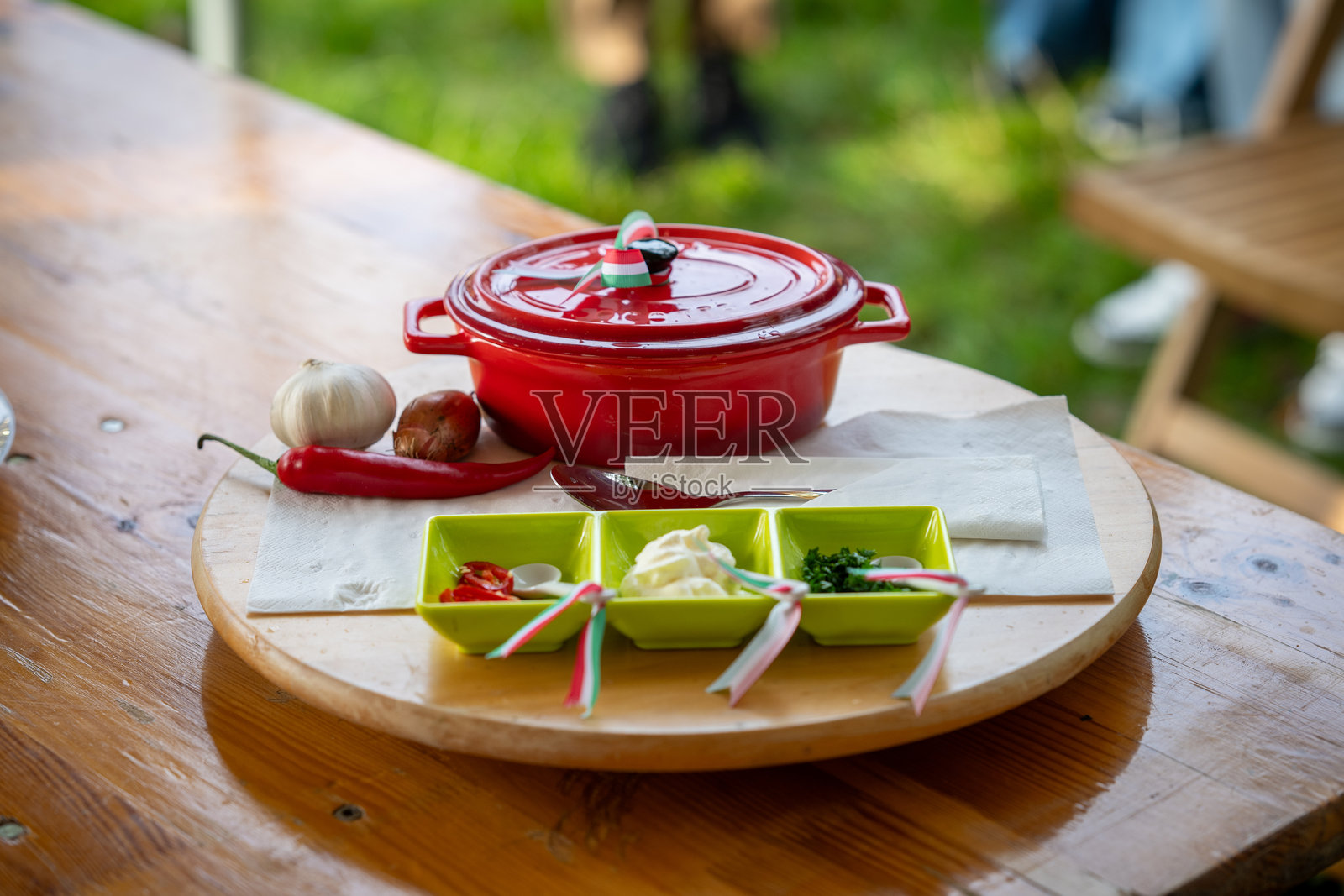 非常美丽的匈牙利炖肉摆盘,展现了匈牙利的国色。照片摄影图片