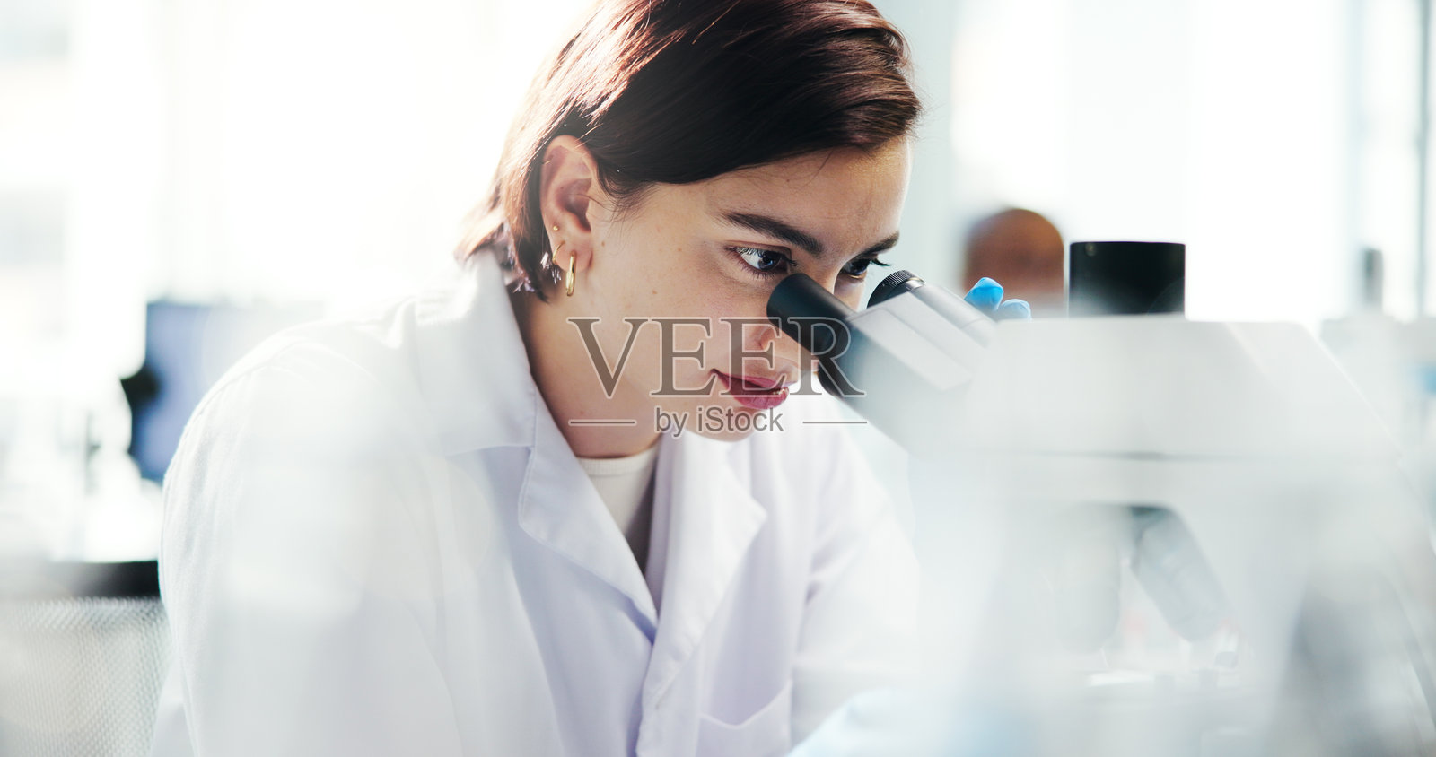 显微镜、科学与女性在实验室进行研究测试,医疗保健与医学创新。科学家、实验与微生物学用于治疗开发、制药研究与生物技术考试。照片摄影图片