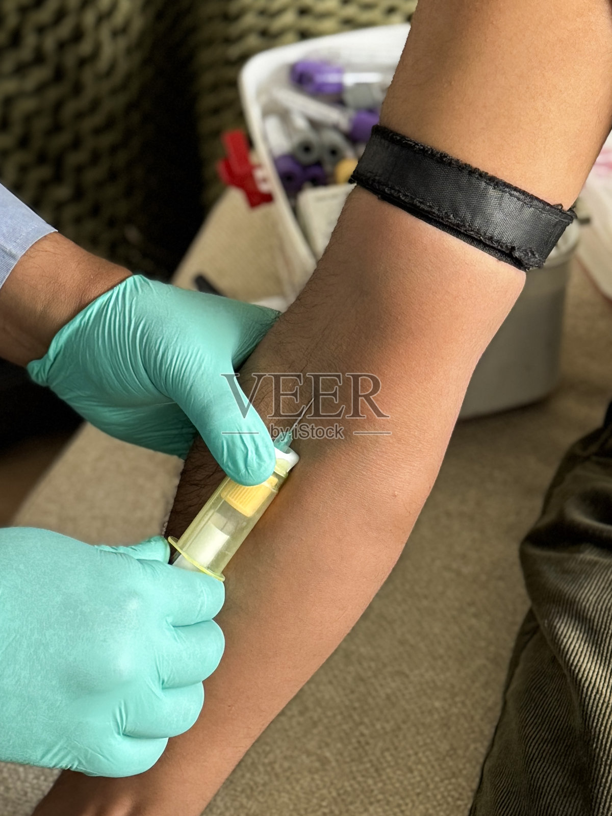 印度男性进行血液检测的图像 / 医疗环境中针头和注射器的特写 / 医疗保健,诊断程序照片摄影图片