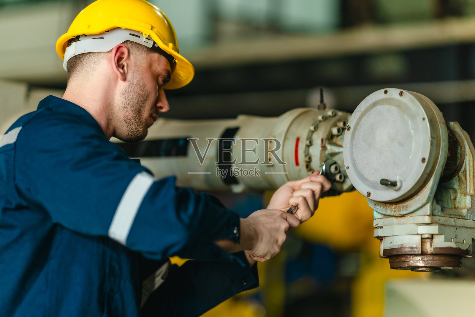 技术员正在维护工业机器人手臂照片摄影图片