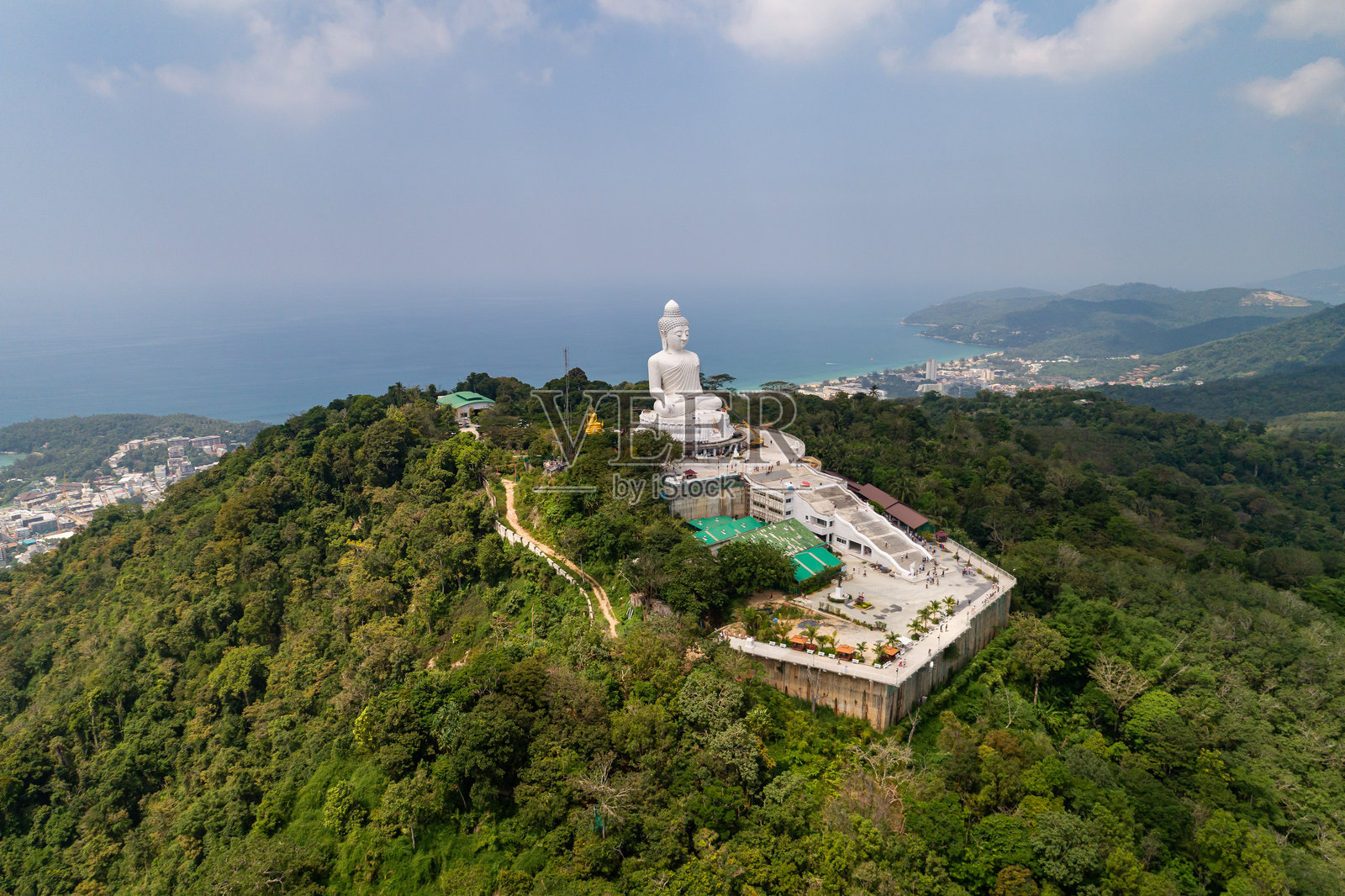 佛诞节背景概念,普吉岛高山上的大佛,航拍镜头照片摄影图片