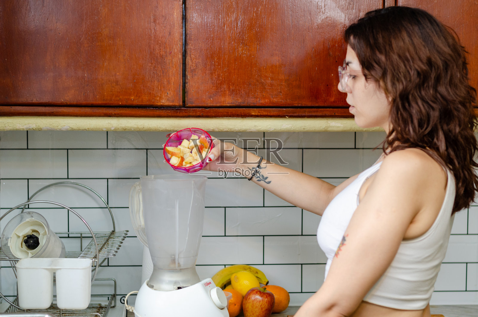 女人在厨房里制作果汁照片摄影图片