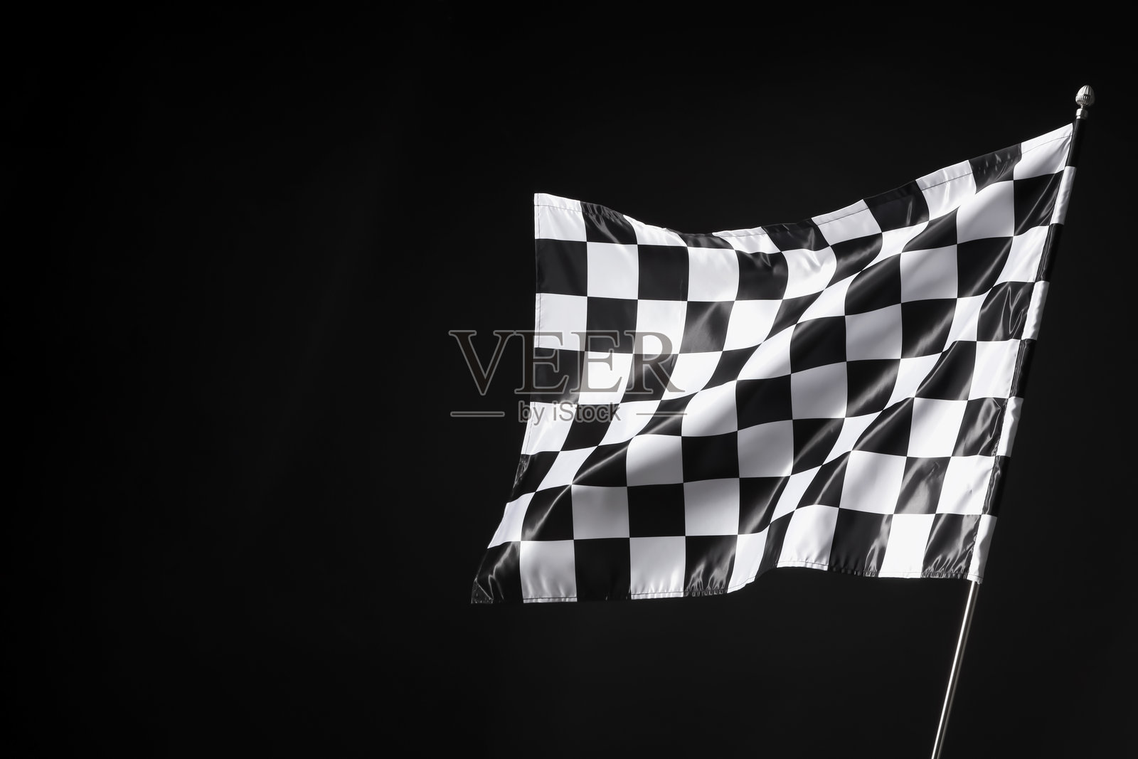 黑色背景上的一面赛车方格旗,留有文字空间照片摄影图片