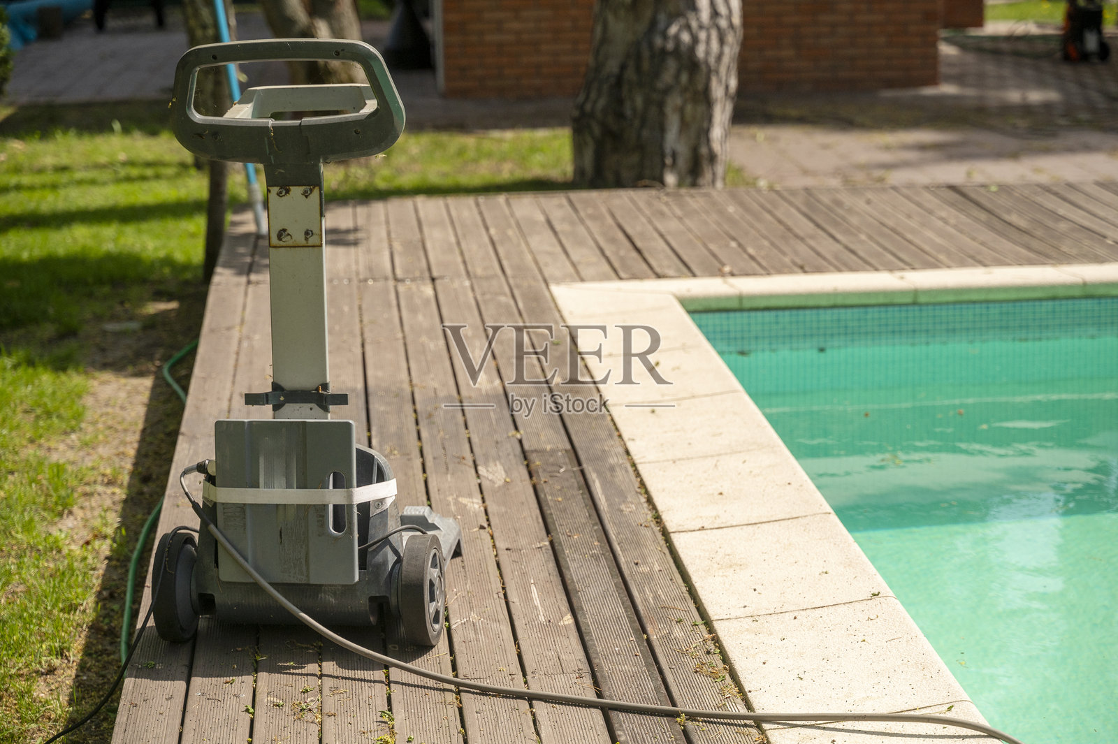 水机器人吸尘器清洁底部,去除杂物照片摄影图片