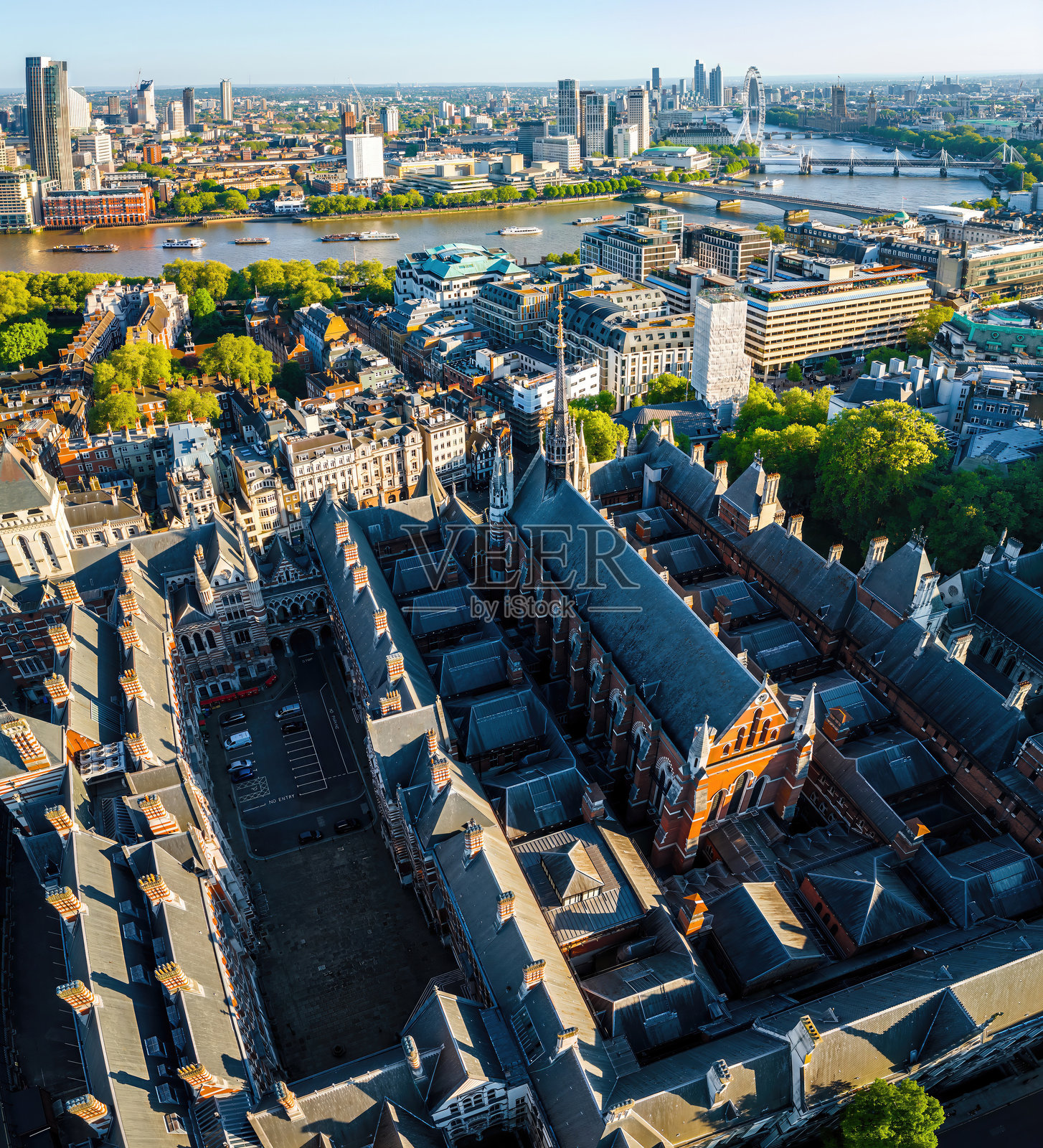伦敦法律区清晰天气下历史悠久的皇家法庭的鸟瞰图照片摄影图片