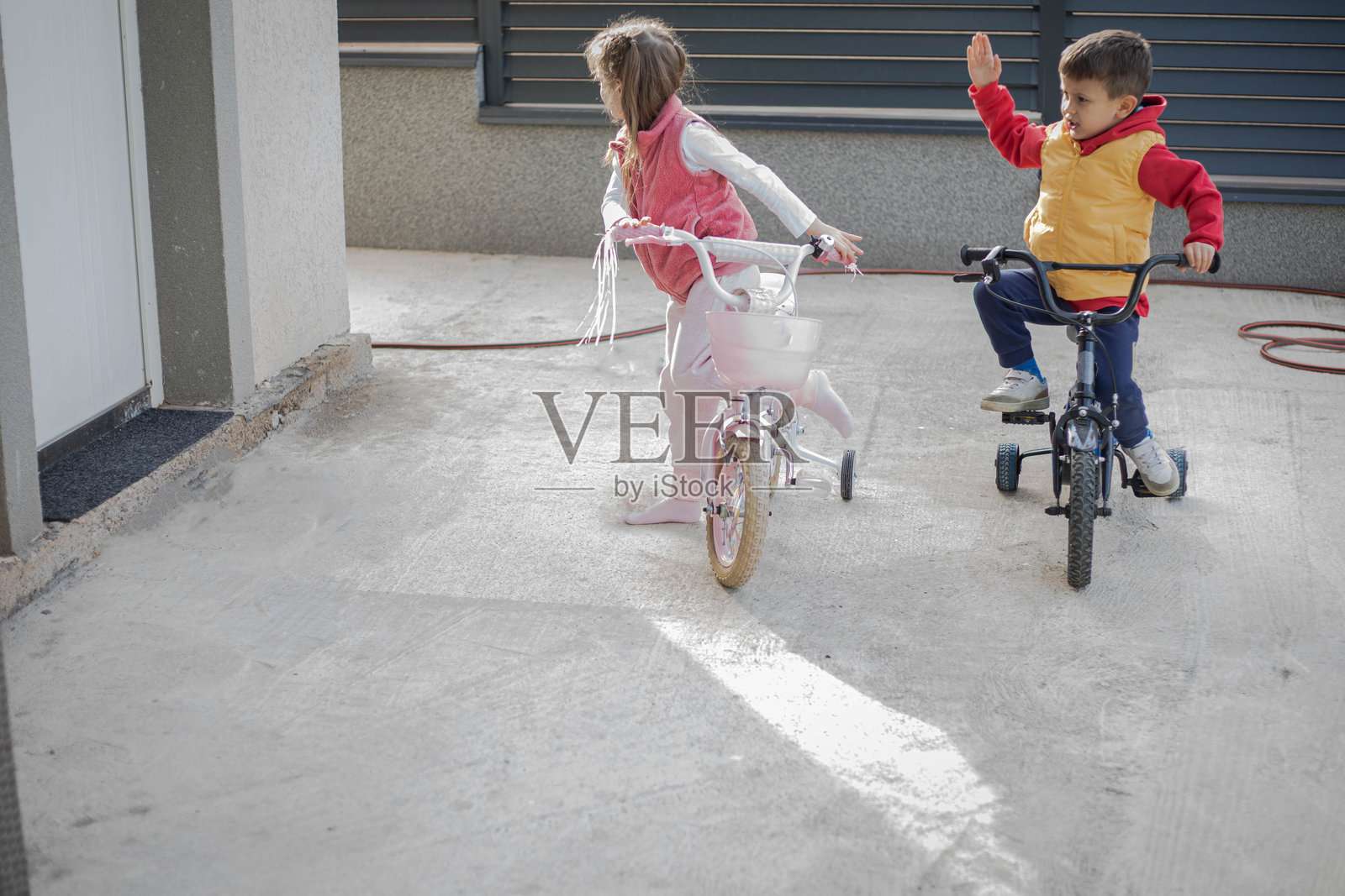 小孩子们骑自行车。照片摄影图片