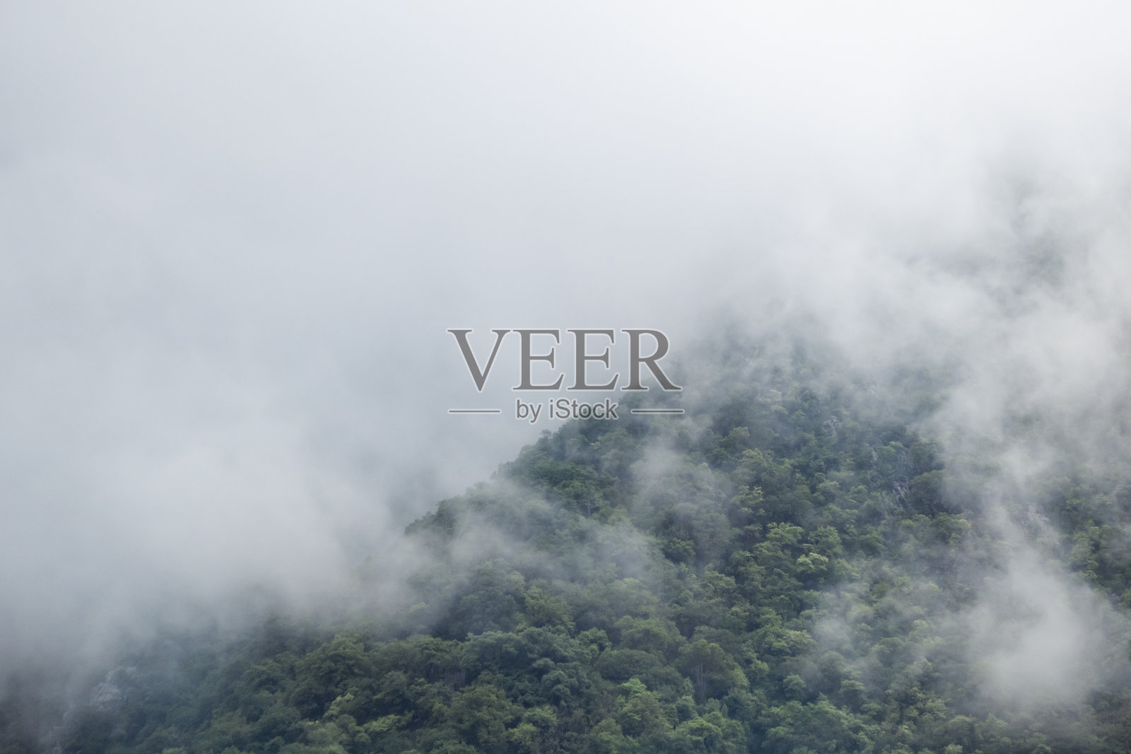 山顶突发气候变化时刻照片摄影图片