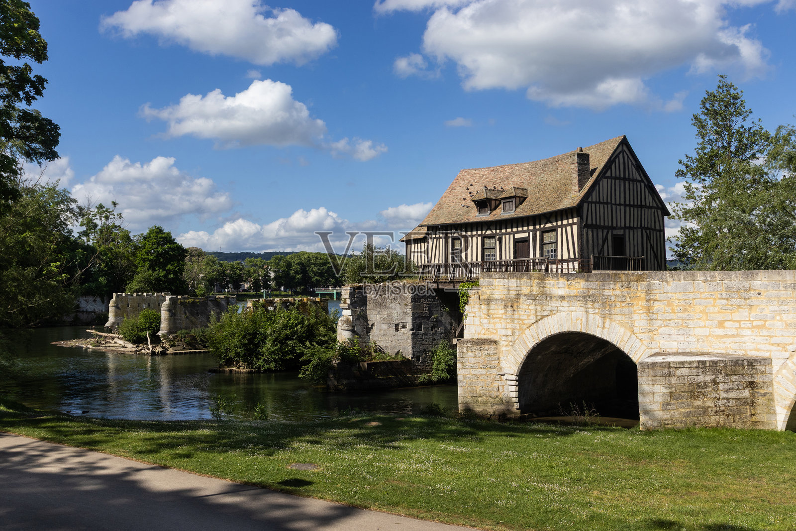 法国维尔农的塞纳河上的老磨坊照片摄影图片