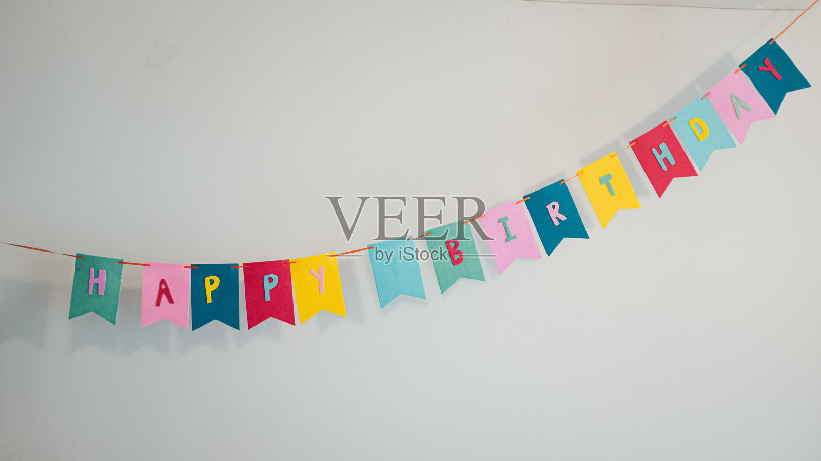 灰色背景上的多彩生日丝带照片摄影图片