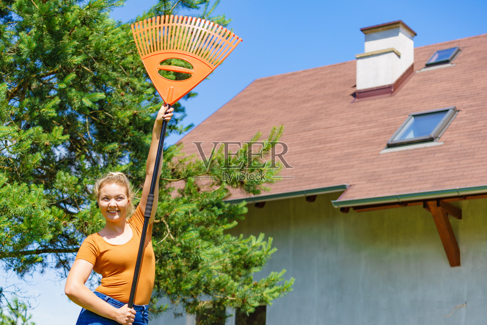 在花园里用耙子的女人照片摄影图片