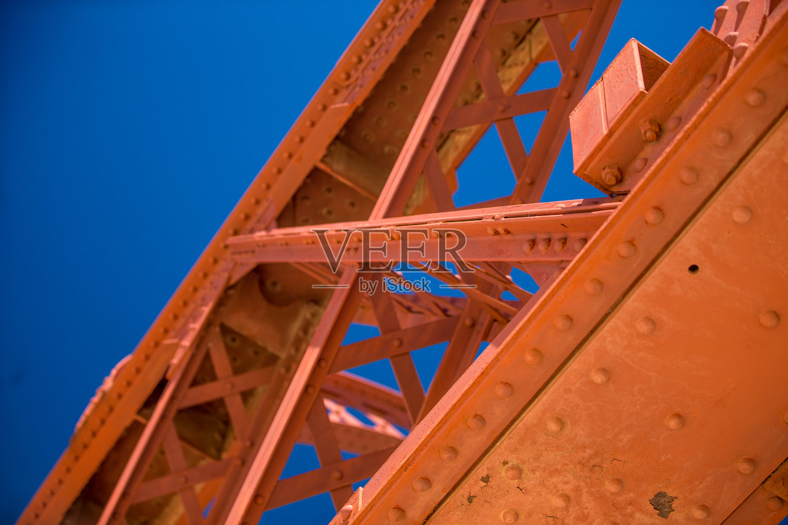 在晴朗的蓝天下,强化红色金属桥的建设照片摄影图片