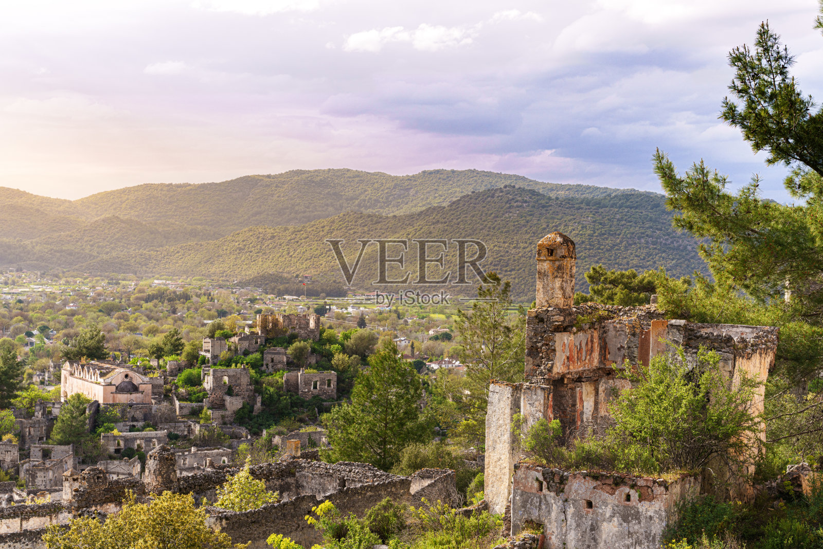 凯亚库伊的风景,土耳其费特希耶附近一个废弃的石头村庄。非常适合旅行、历史或文化项目,以及情绪化的壁纸和背景。展示宁静的废墟和自然的山坡景观。照片摄影图片