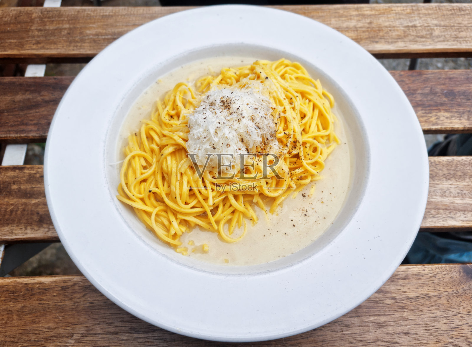 意大利肉酱面配帕尔马干酪照片摄影图片