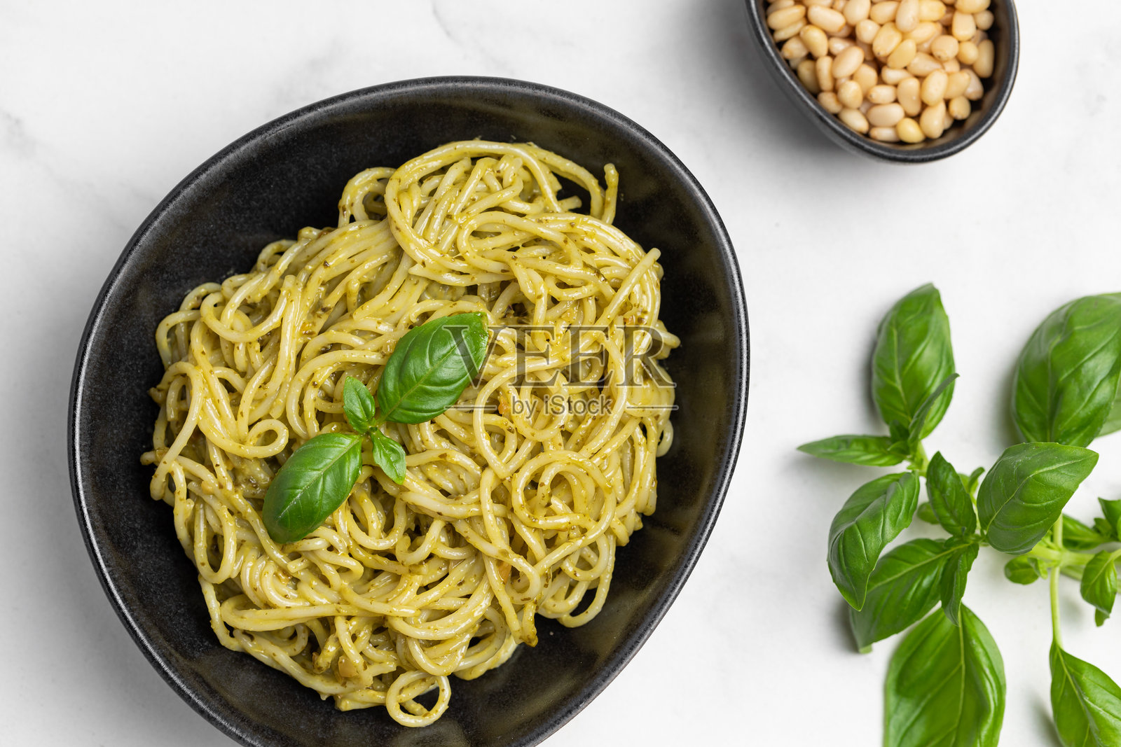 意大利面配香蒜酱和罗勒照片摄影图片