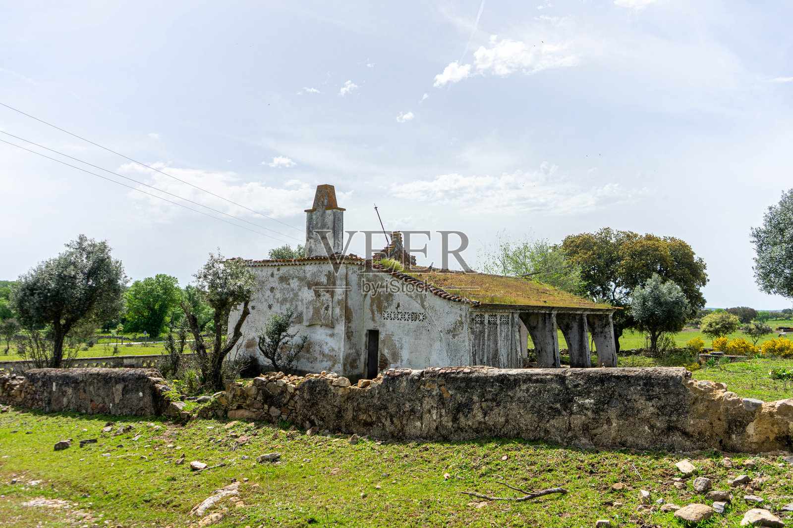 废弃的葡萄牙乡村小学废墟。照片摄影图片
