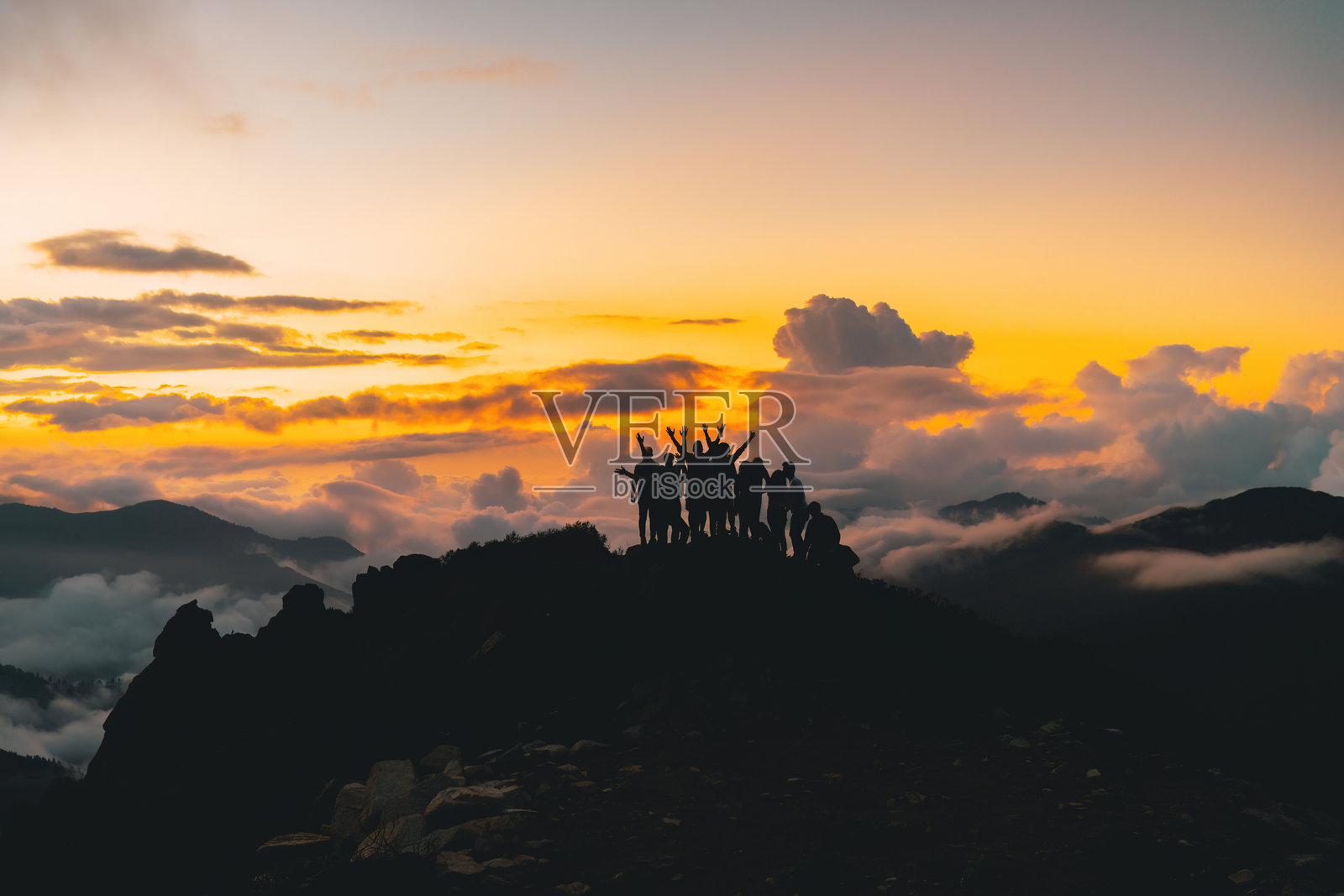 卡卡尔山脉。登山者在美景中庆祝胜利。信念与成功。土耳其,里泽。照片摄影图片