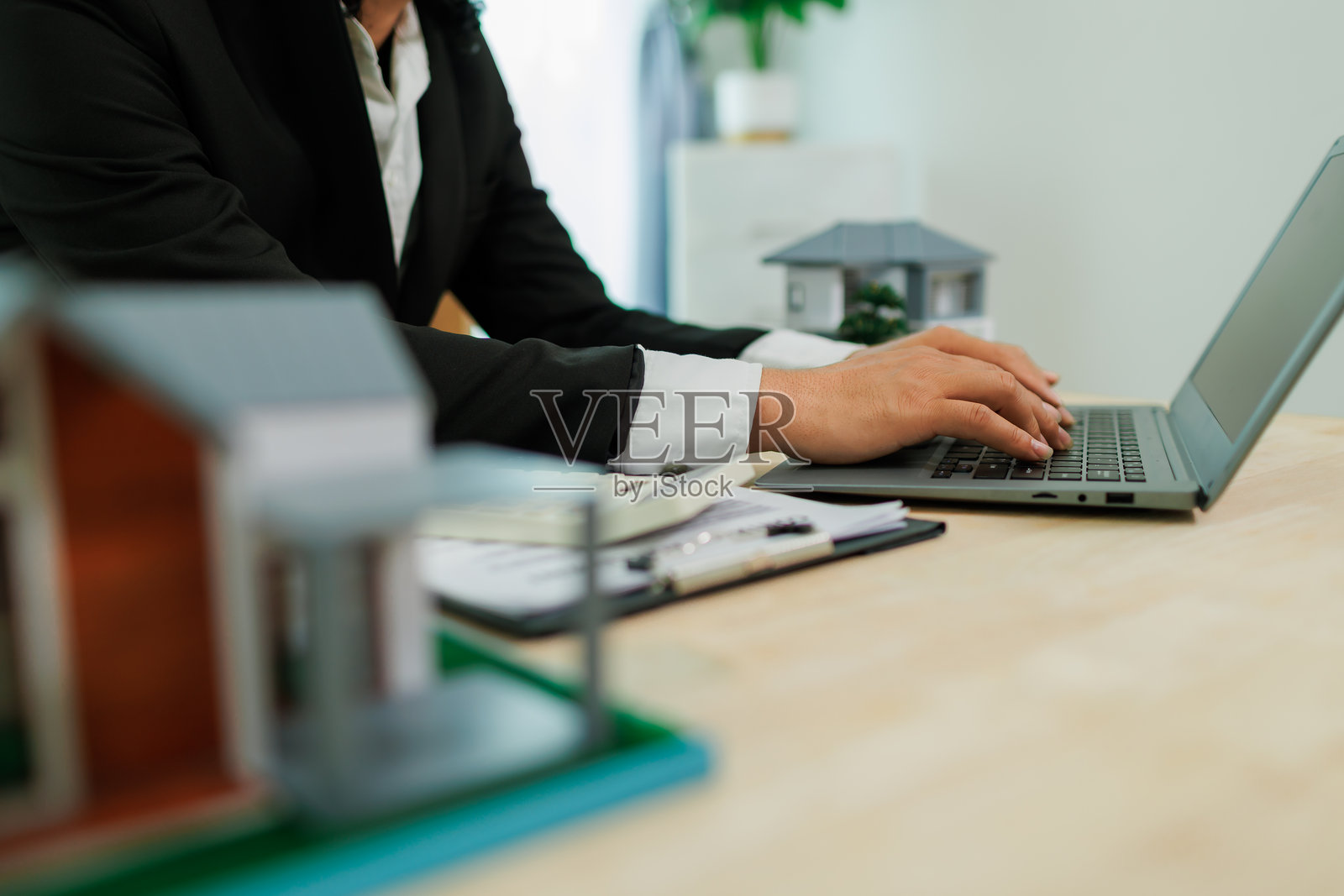 一位保险代理人在推销保单的过程中。照片摄影图片