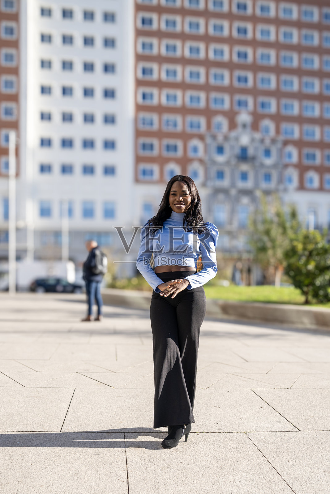 年轻女商人在现代城市中微笑照片摄影图片