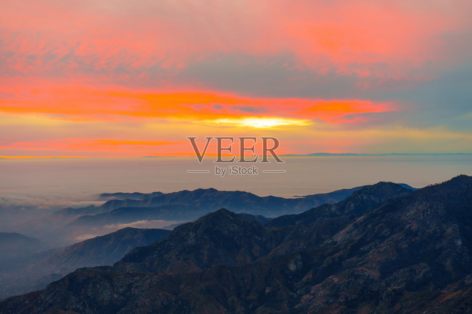 塞阔亚国家公园雾气缭绕的山脉上宁静的日落照片摄影图片