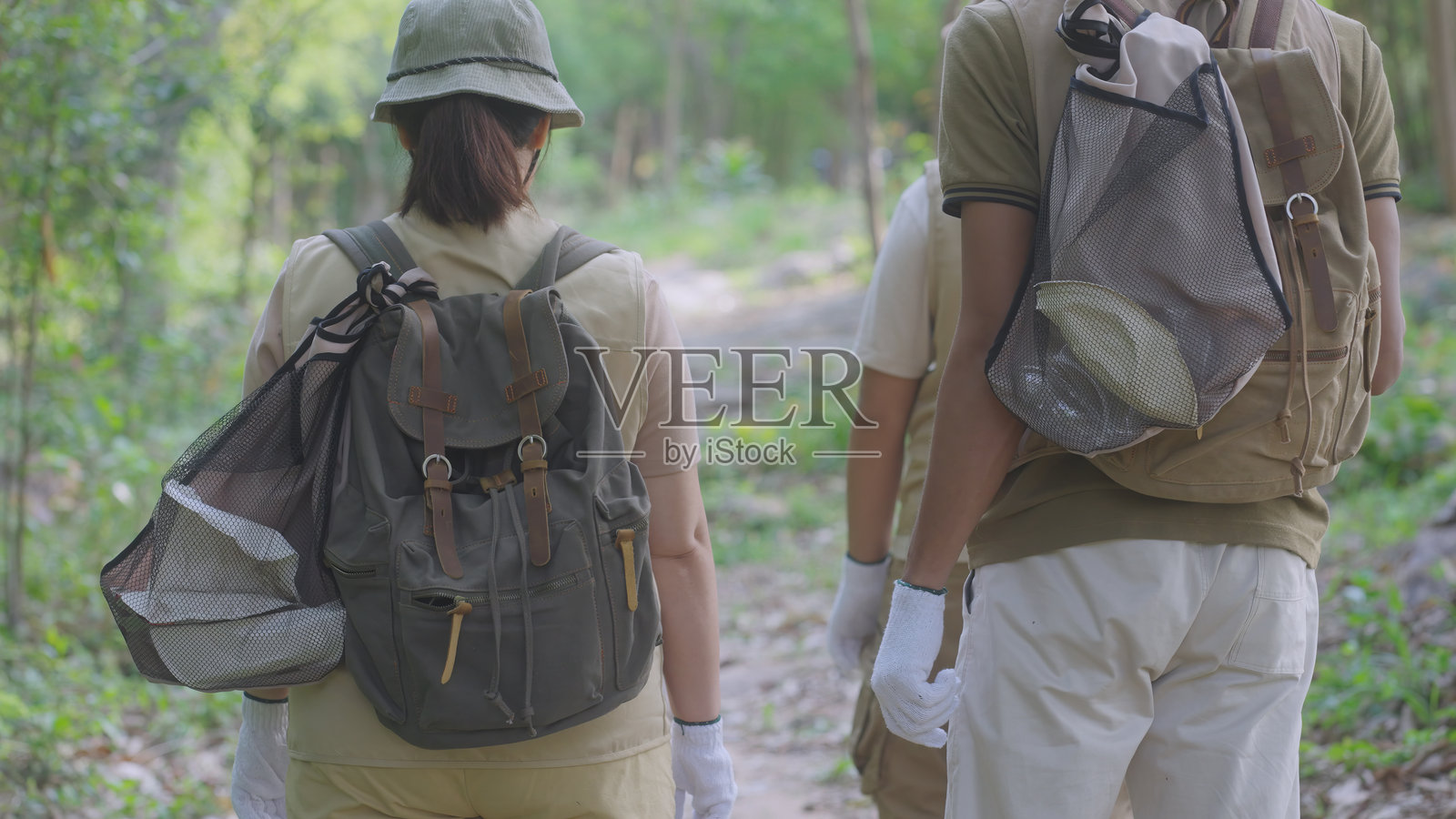 志愿者进行环保森林徒步和垃圾清理活动照片摄影图片