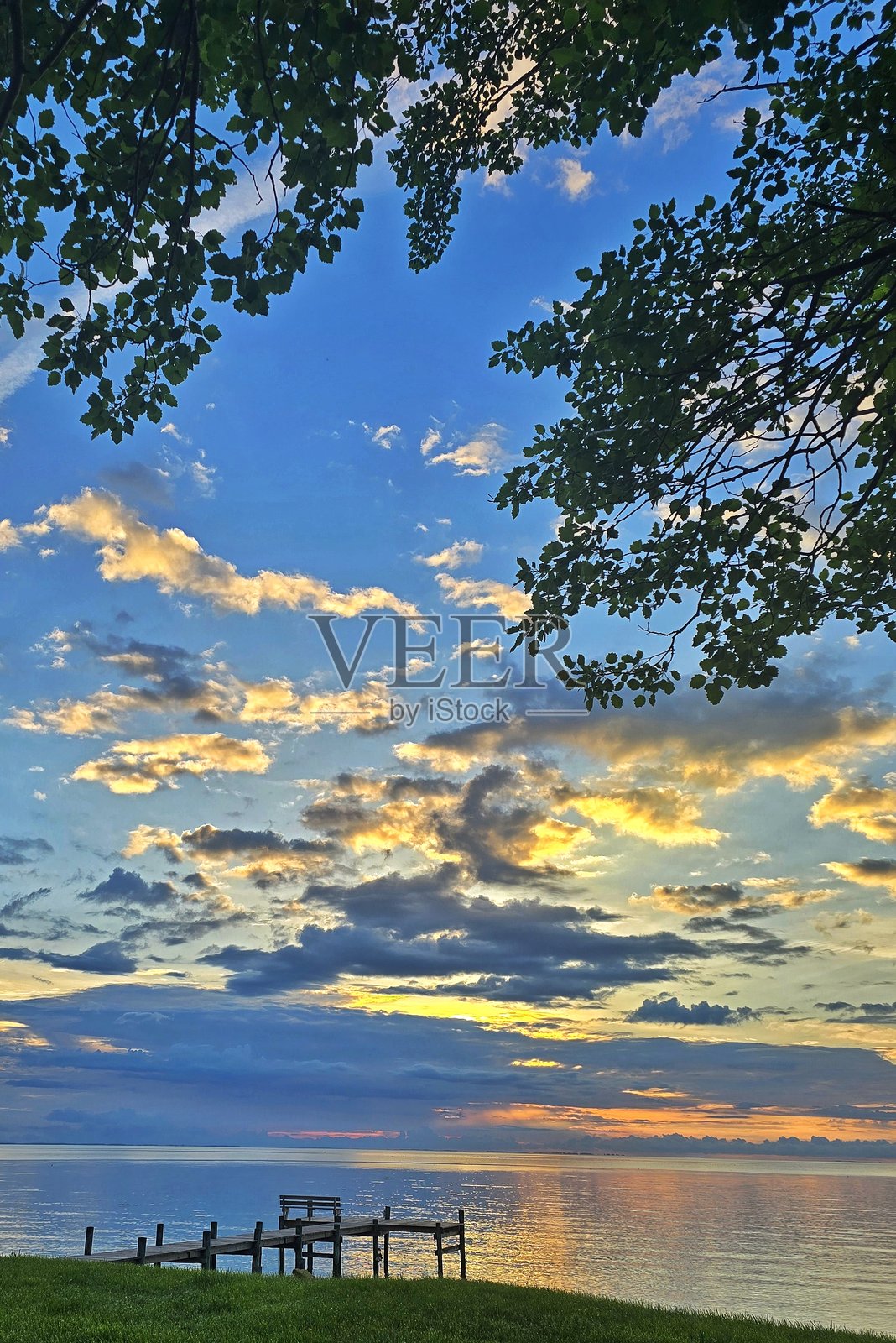 春天的日出,切萨皮克湾和钓鱼码头照片摄影图片