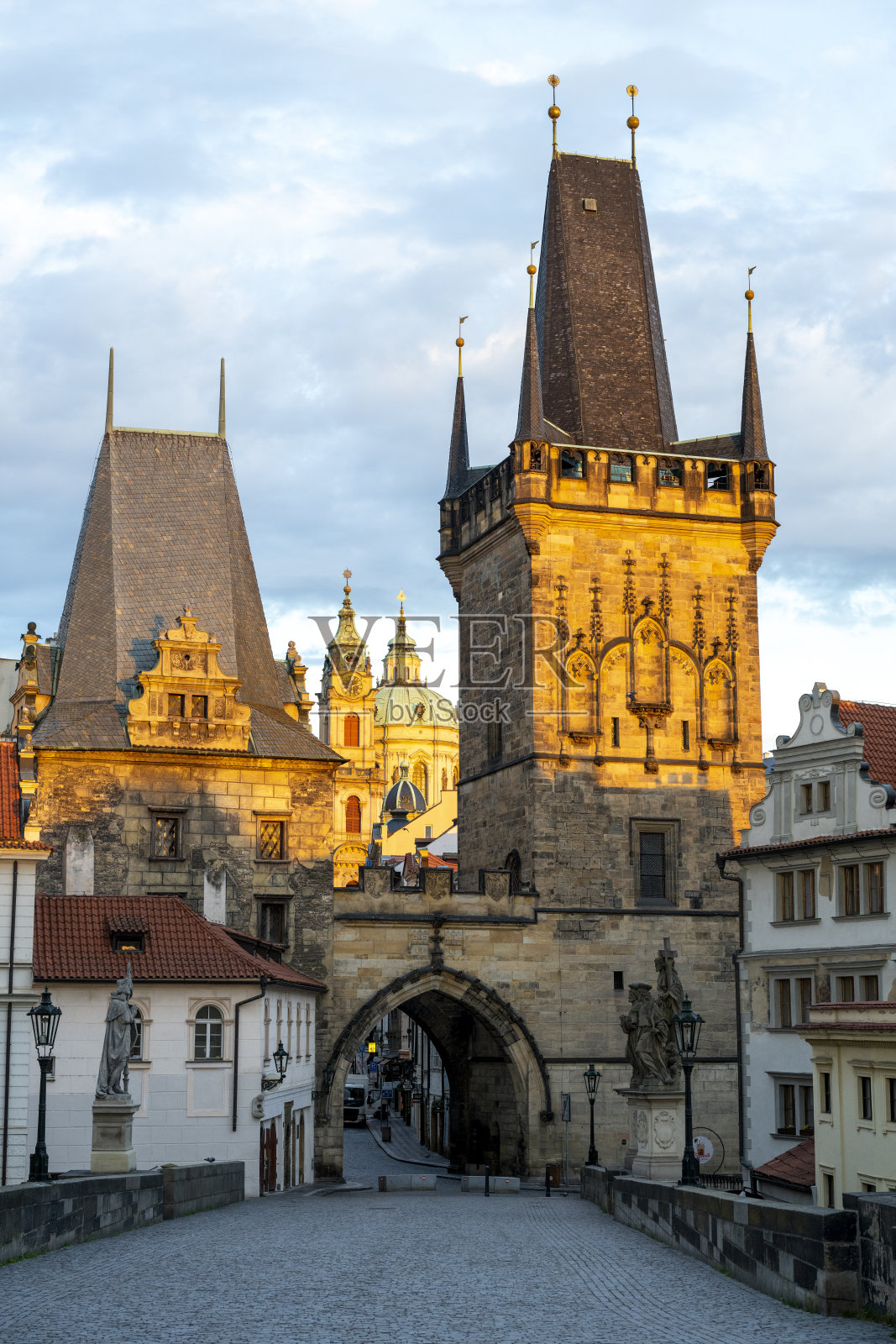 布拉格的老城桥塔在傍晚时分照片摄影图片
